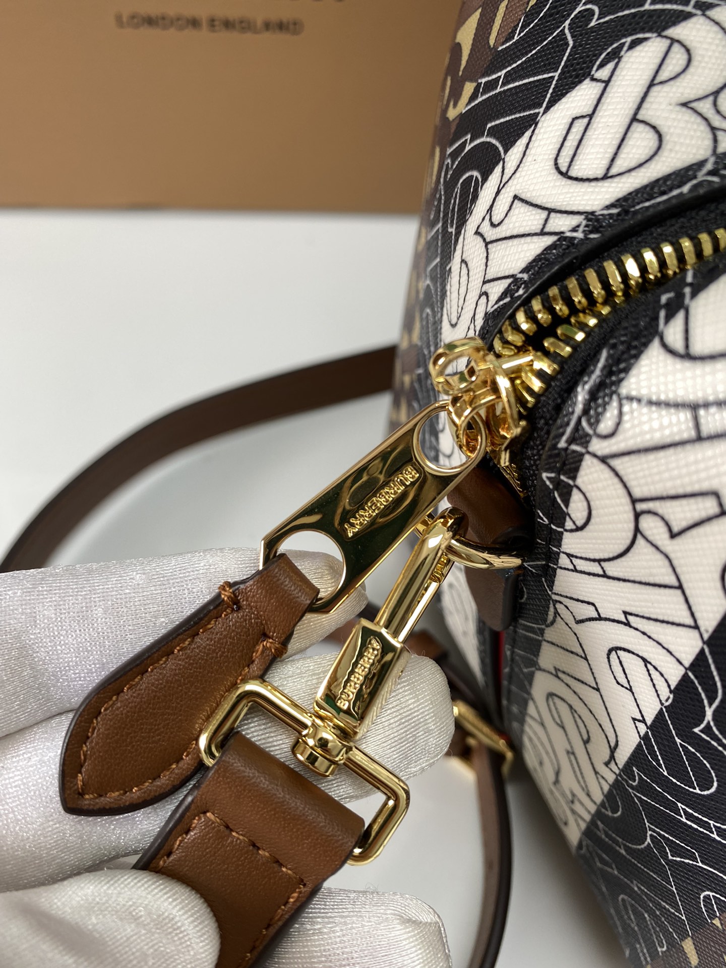 Burberry Cube 836160 34 x 19 x 21cm