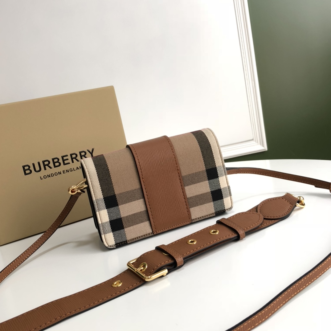 Burberry The Buckle 460160 19.5512cm