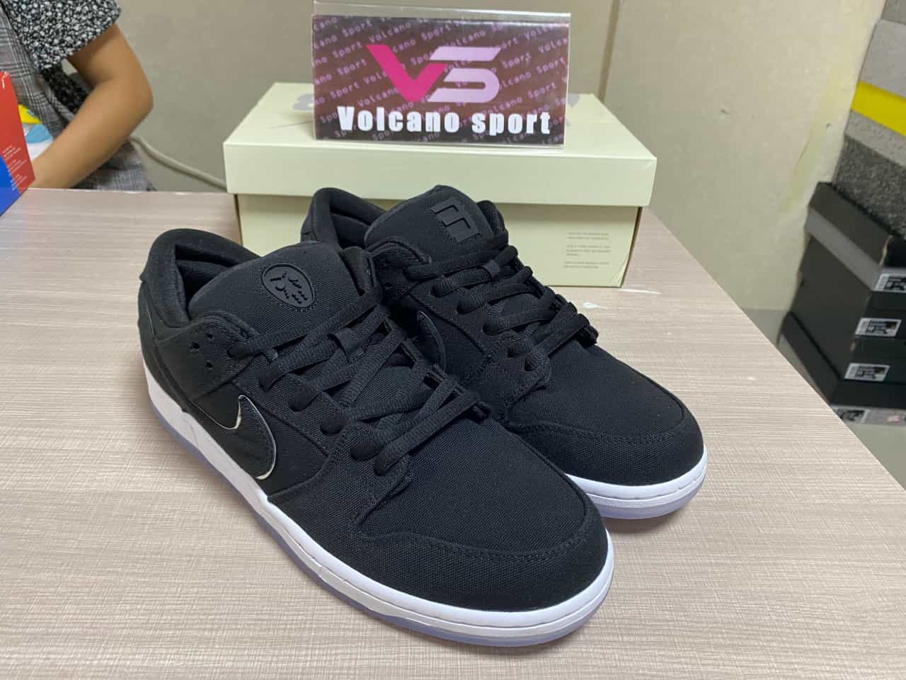 Eminem x Carhartt x Nike Dunk SB FN4193-013