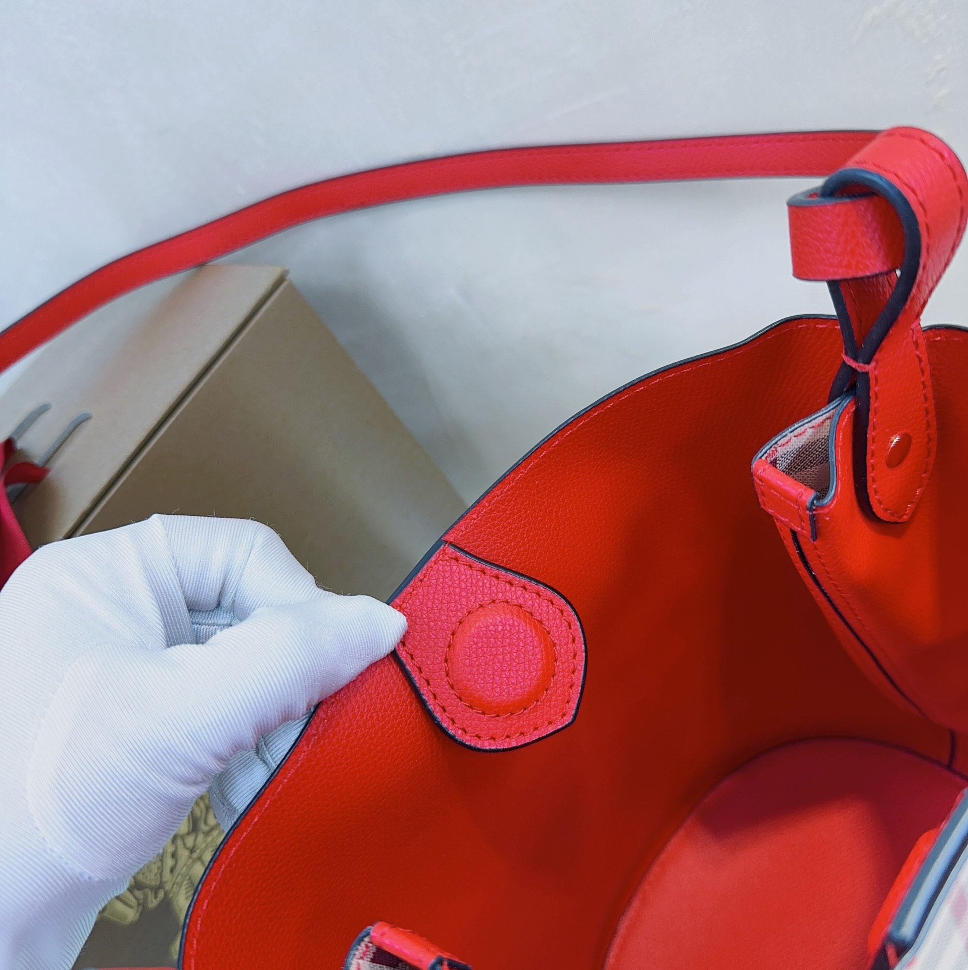 Burberry 158135 (5) 18.5 x 15 x 23.5cm