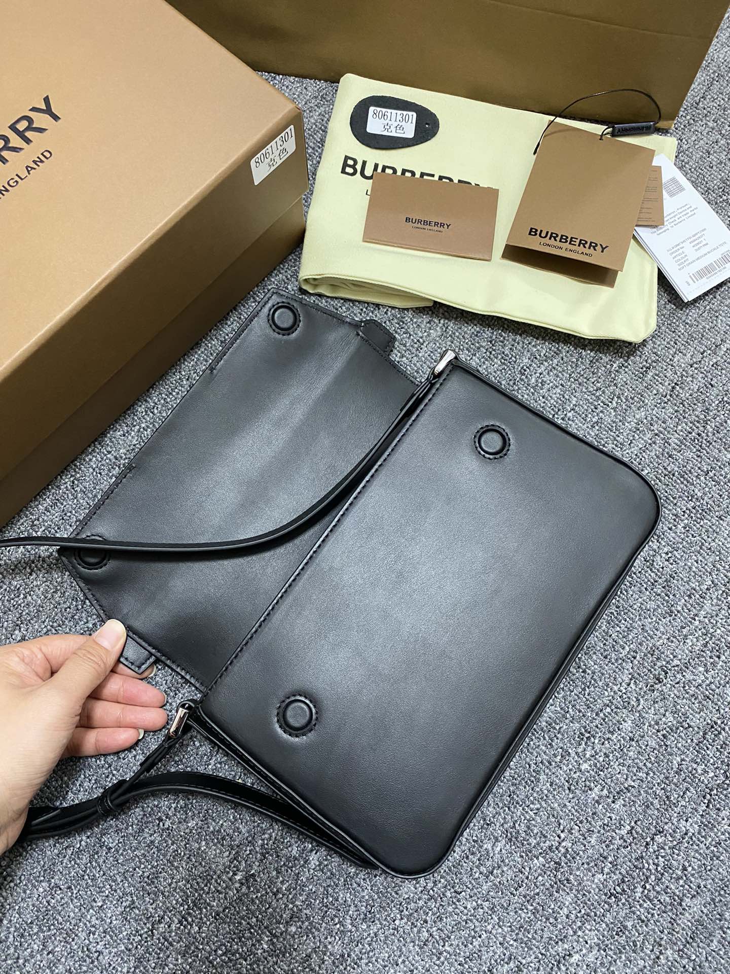 Burberry (31) 24 x 5.5 x 17.5cm