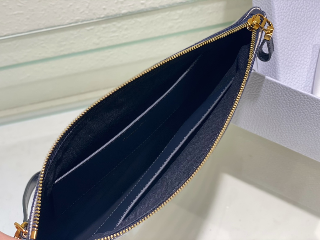 Dior Caro Daily 30 x 21.5 cm