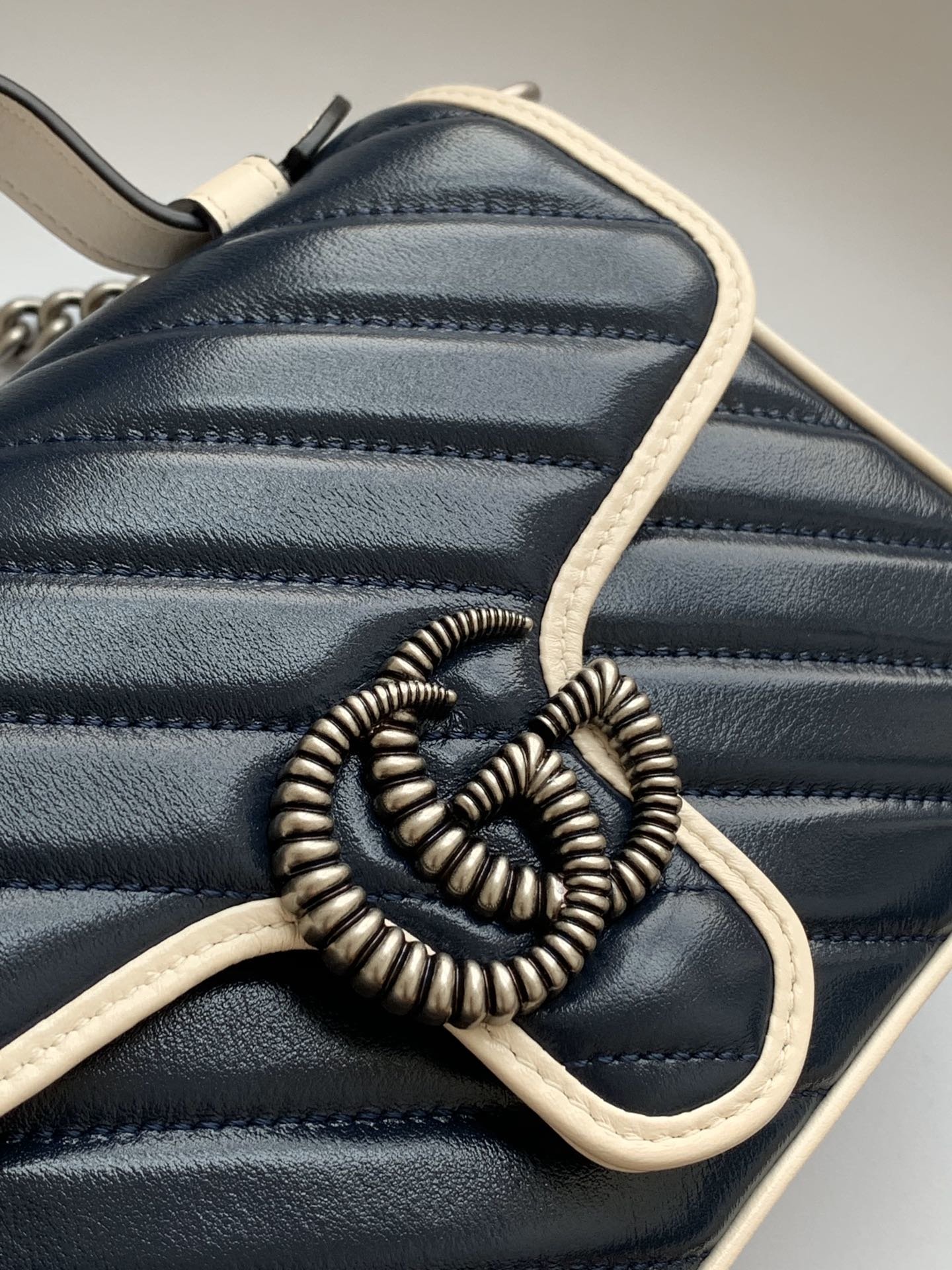 GUCCI Marmont 583571 21/15.5/8cm