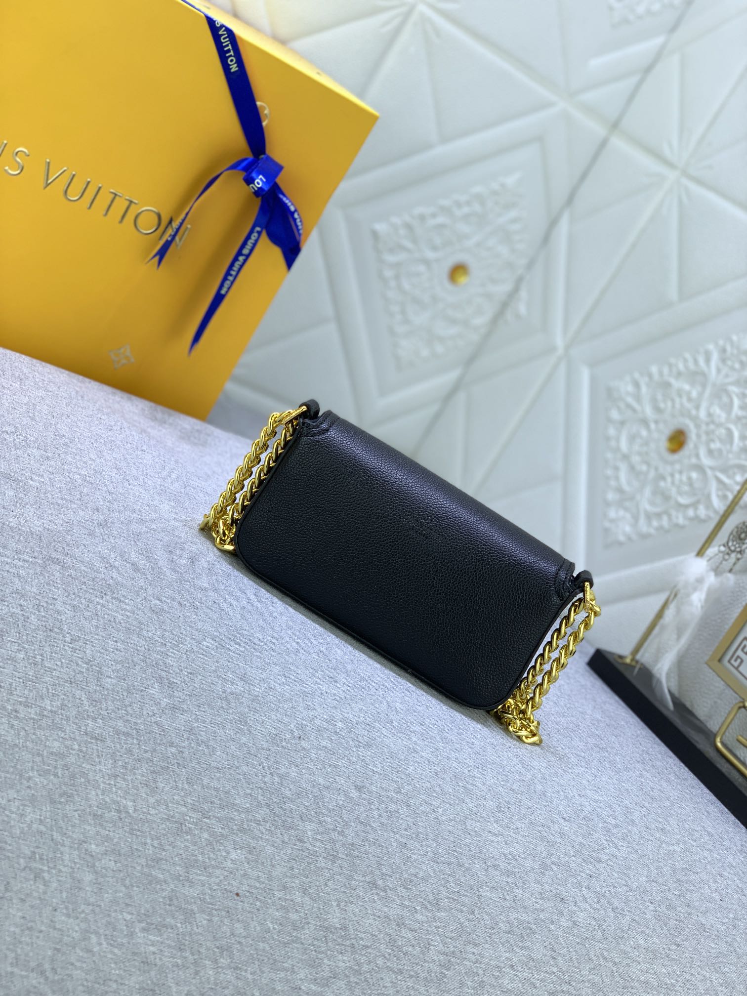 Louis Vuitton Lockme Tender Pochette M81560 (2) 18x9x4cm