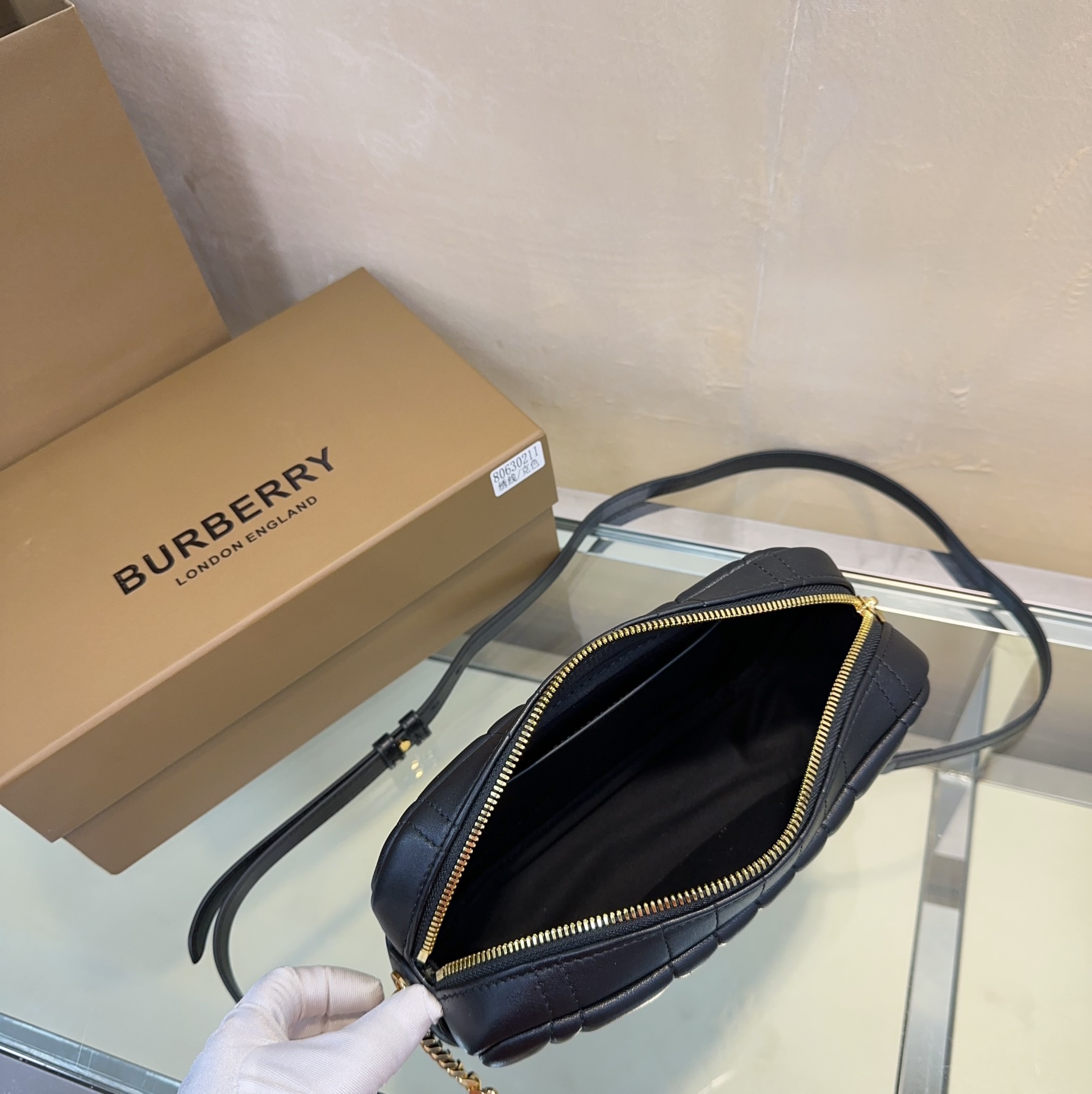 Burberry Lola  021163 (2)  24 x 6× 15cm