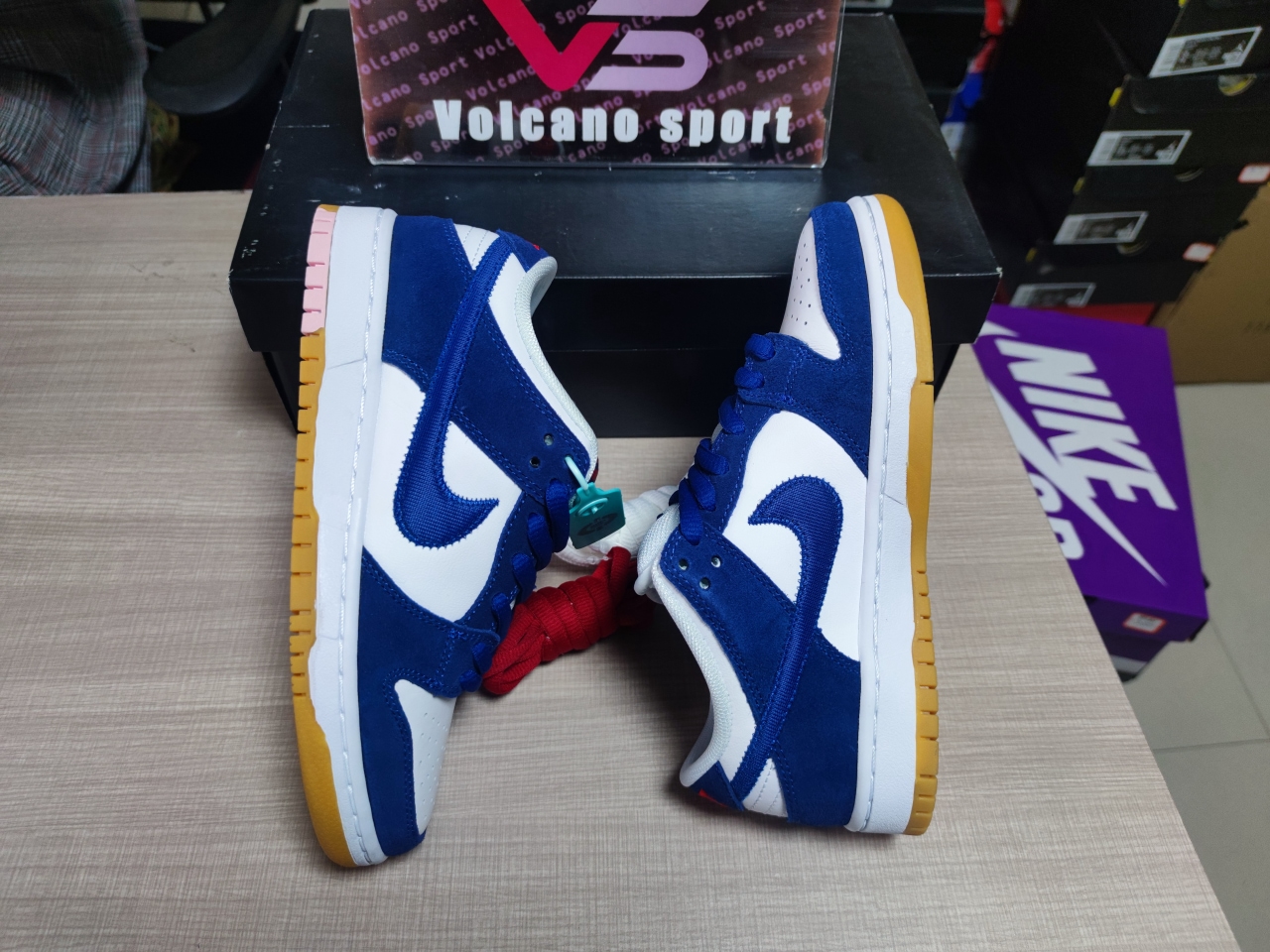 SB Dunk Low Los Angeles Dodgers DO9395-400