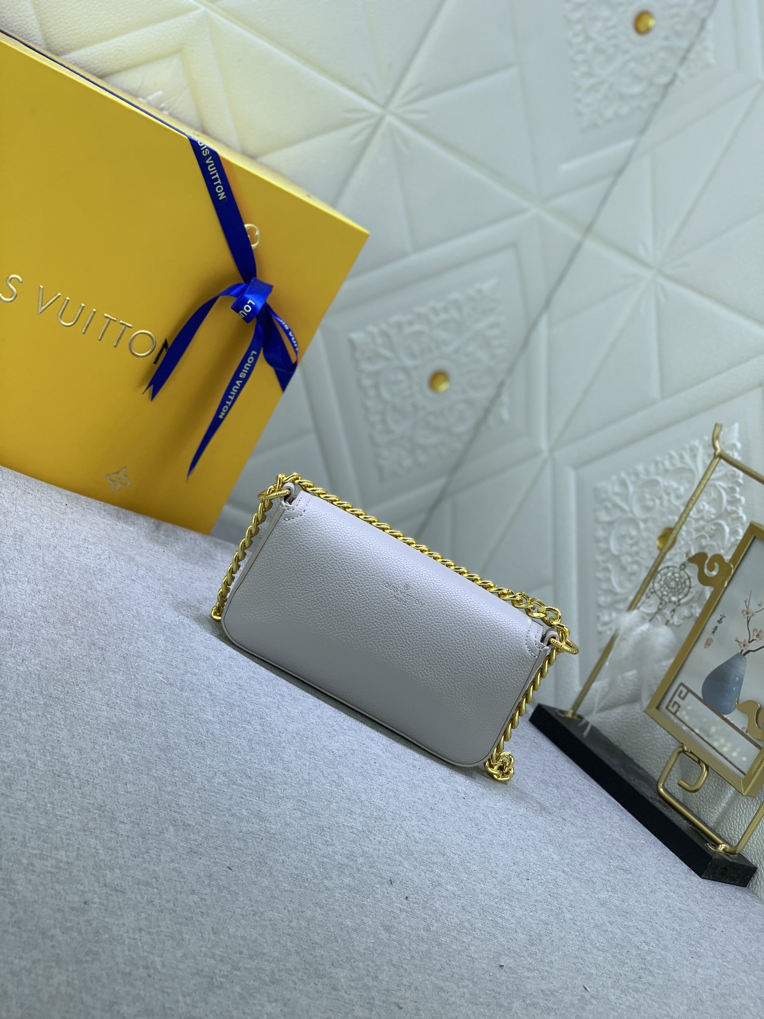 Louis Vuitton Lockme Tender Pochette M81560 18x9x4cm