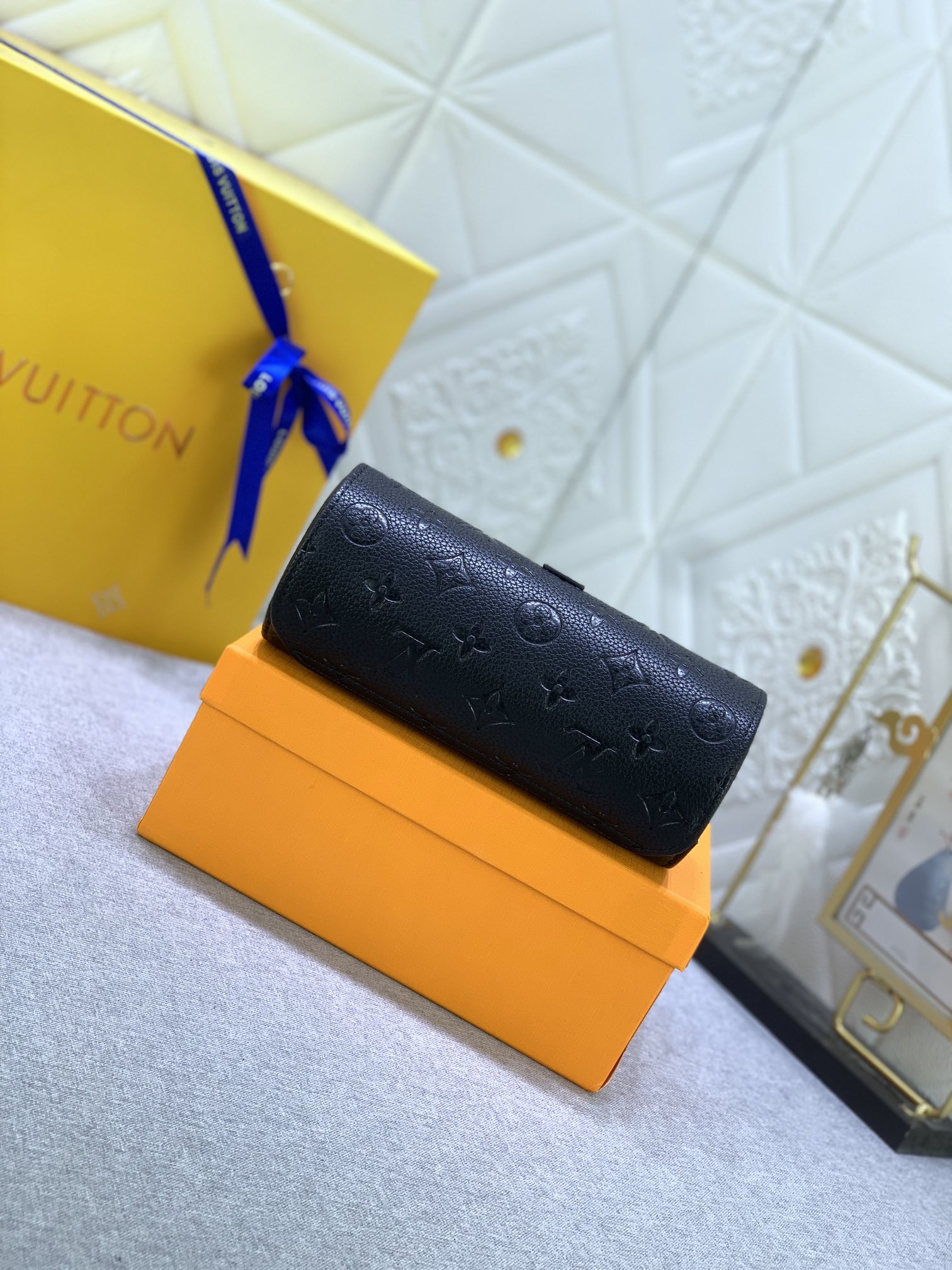 Louis Vuitton M10147 (2) 20 x 8 x 8 cm