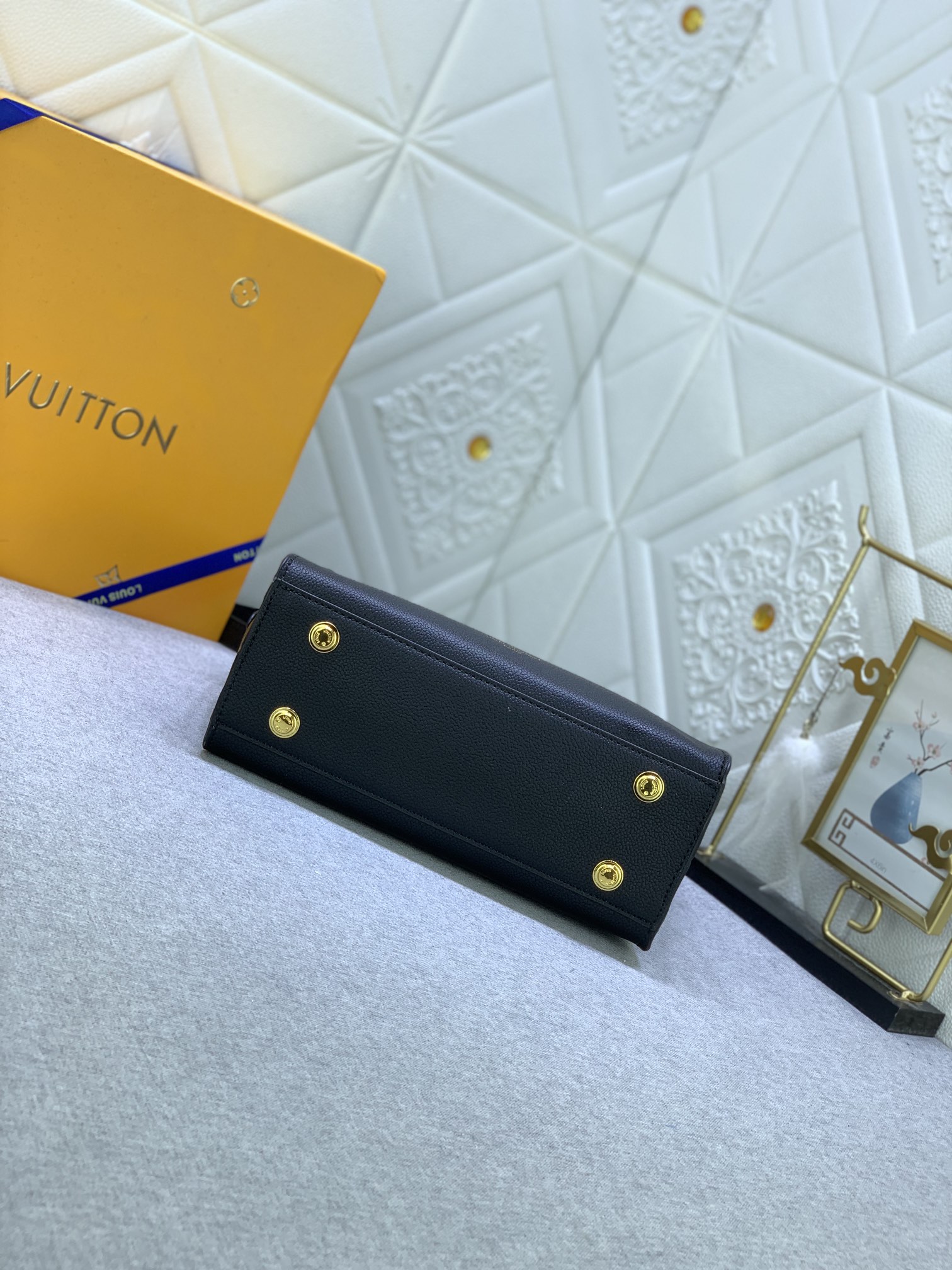 Louis Vuitton ON MY SIDE M57728 (2) 25 x 20 x 12 cm