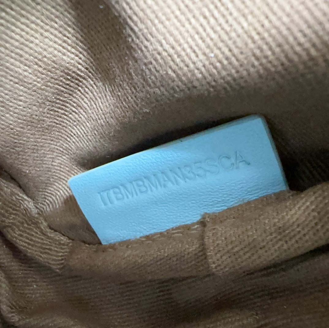 Burberry Lola 048155 (2) 19 x 5.5 x 11cm