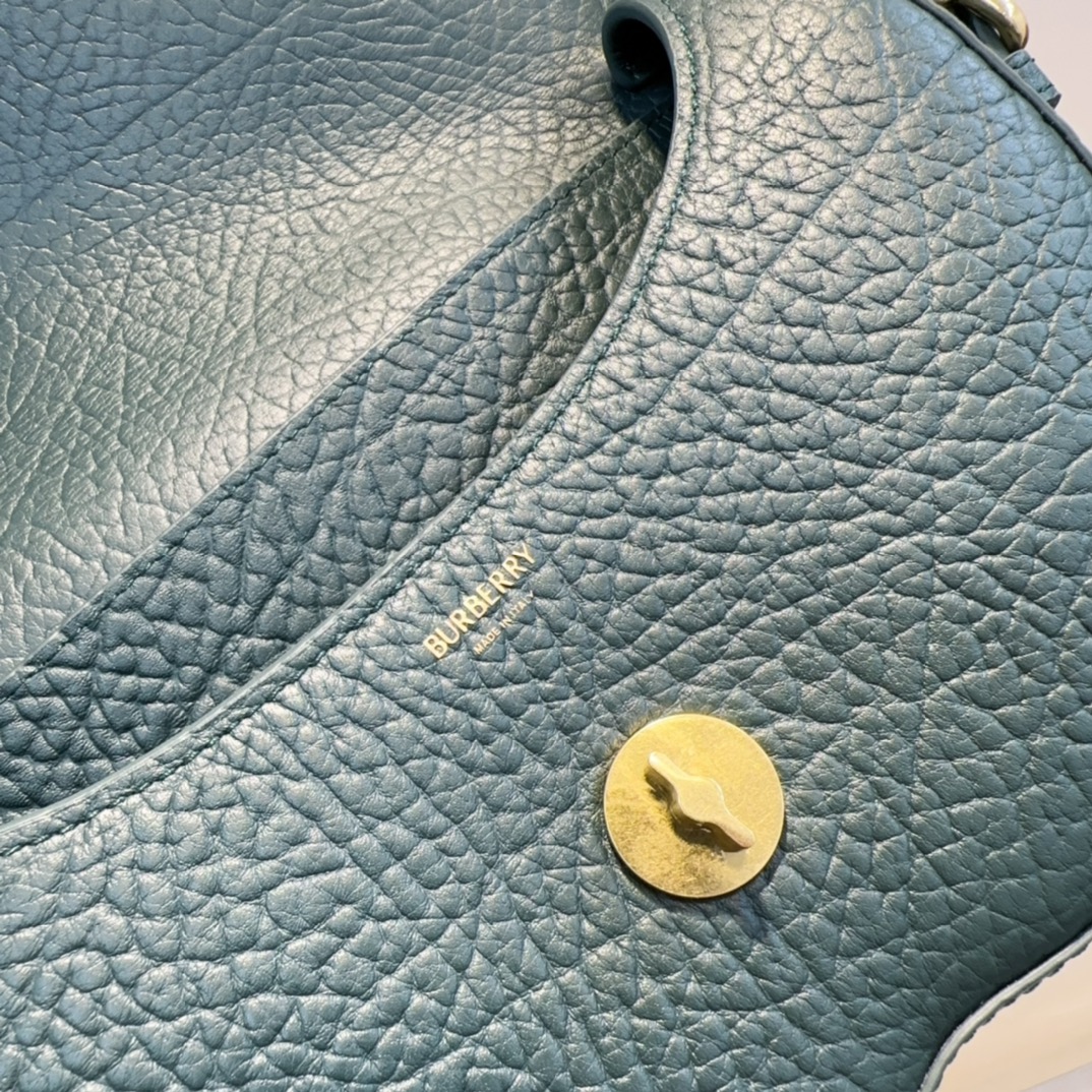 Burberry Chess 579175 (2) 25 × 6.5 x 17.5cm