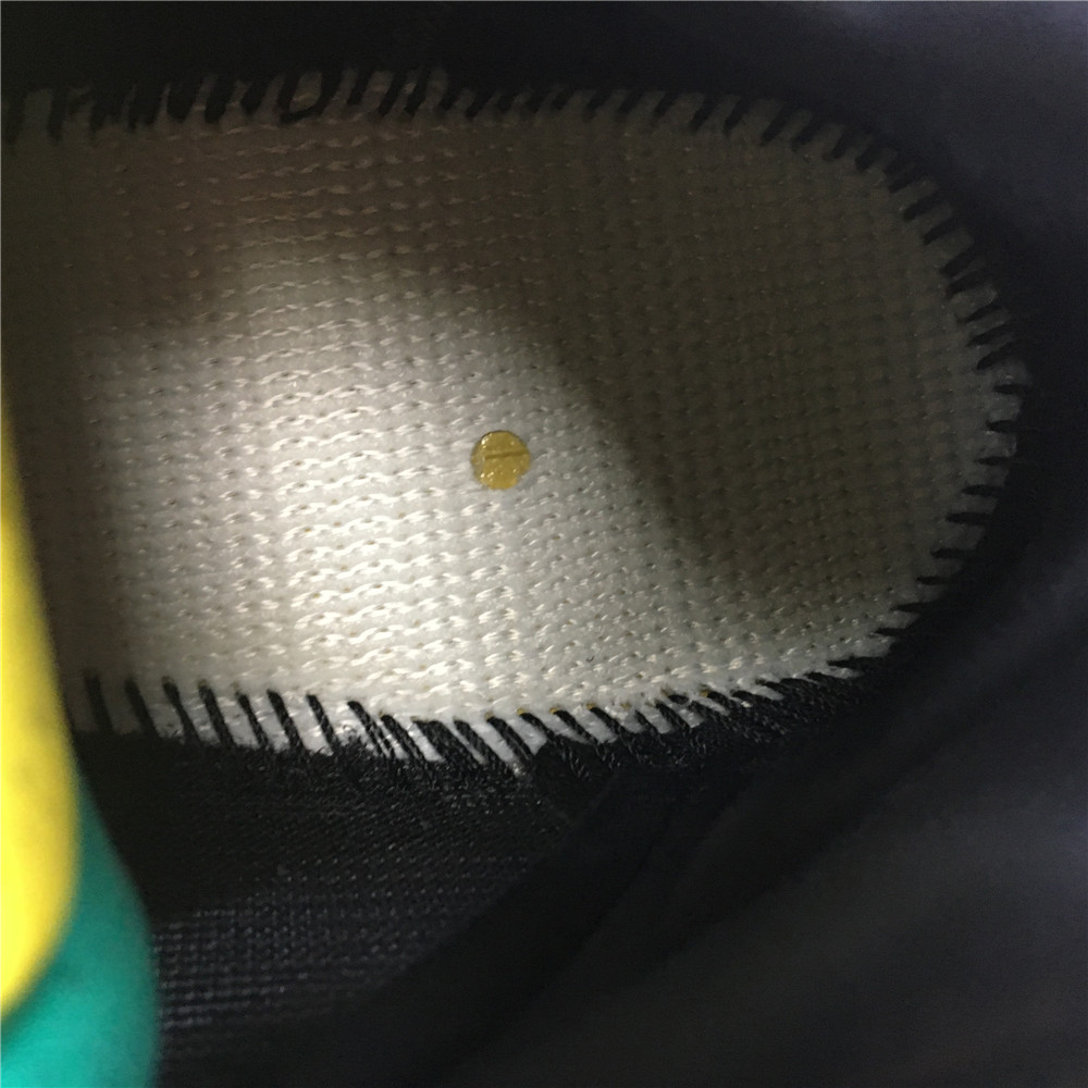 adidas Yeezy 700 V3Alvah