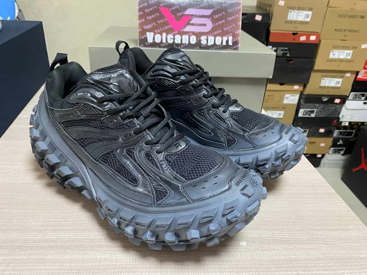 Bale*ciaga Defender Sneaker in Black