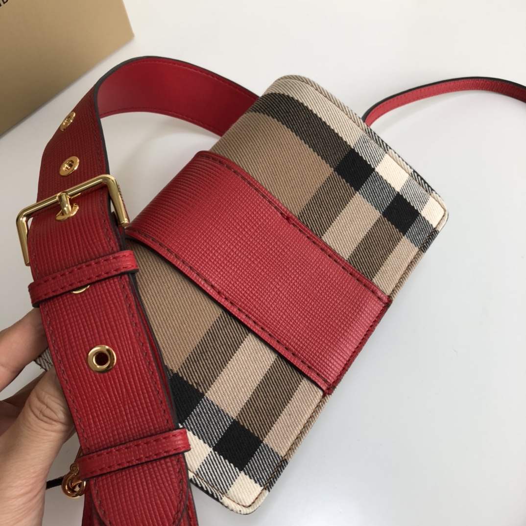 Burberry The Buckle 460160 (3) 19.5x5x12cm