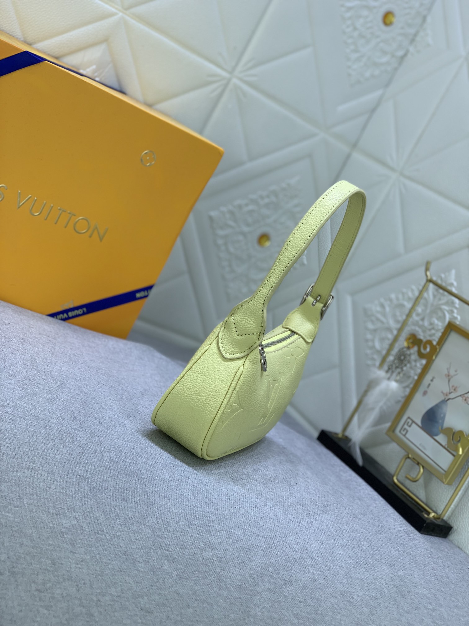 Louis Vuitton Mini Moon M82391 (7) 20.5 x 11.0 x 5.0cm