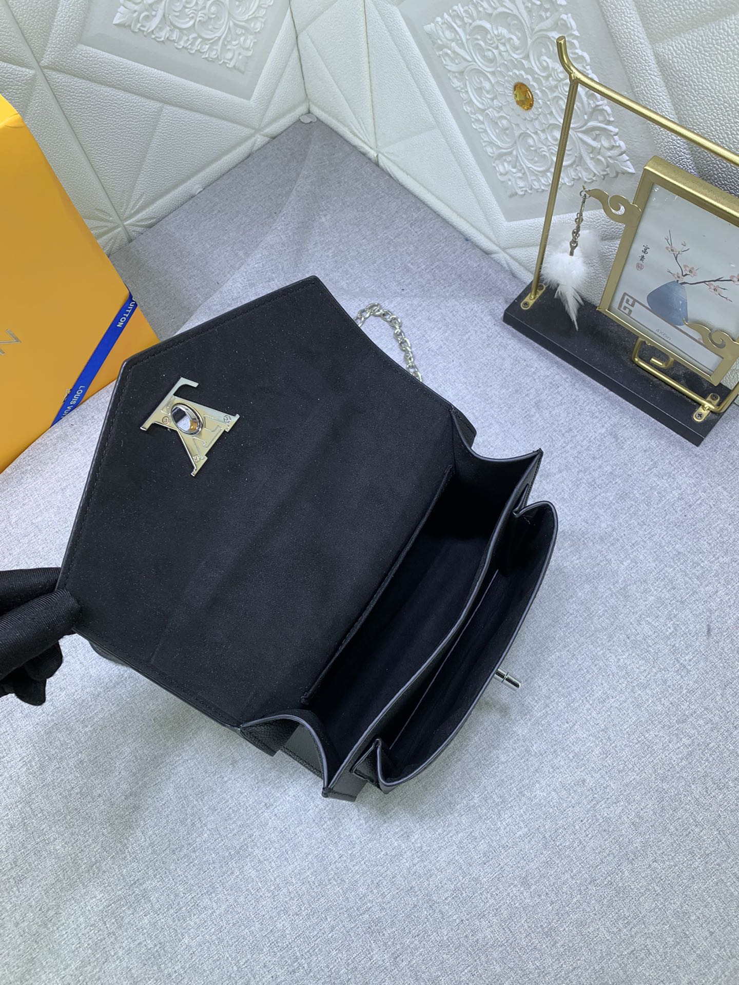 Louis Vuitton Mylockme BB M51418 22.5 x 17.0 x 5.5 cm