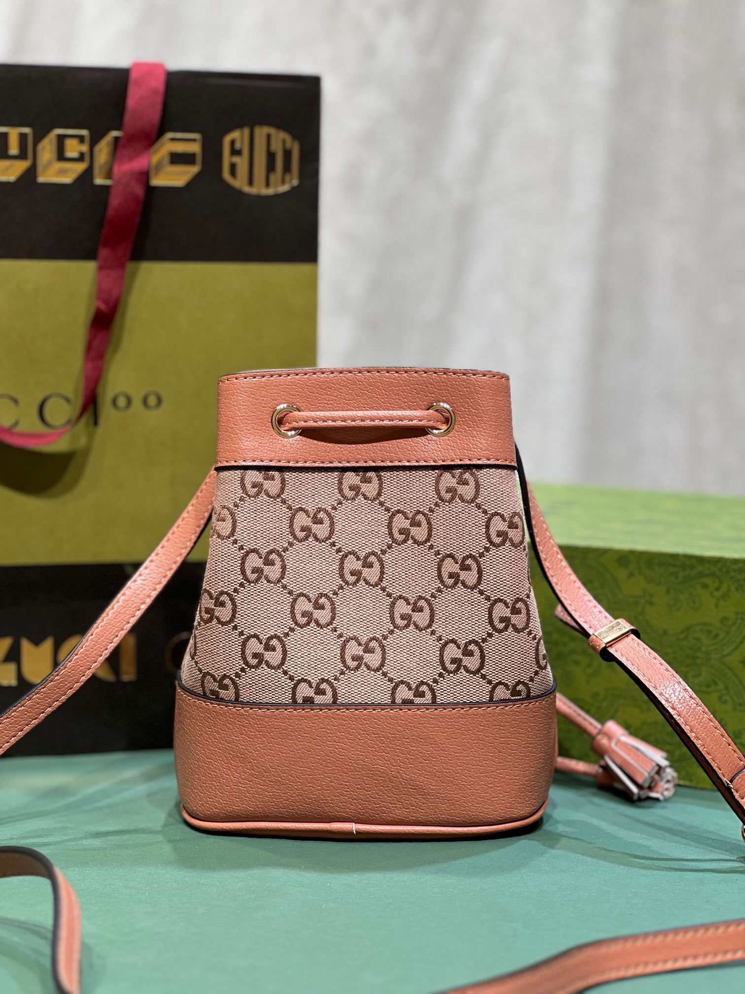 Gucci 550620 15x18x9.5cm