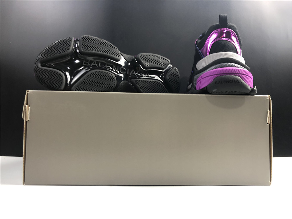 Balenciaga Triple S, Kruševac