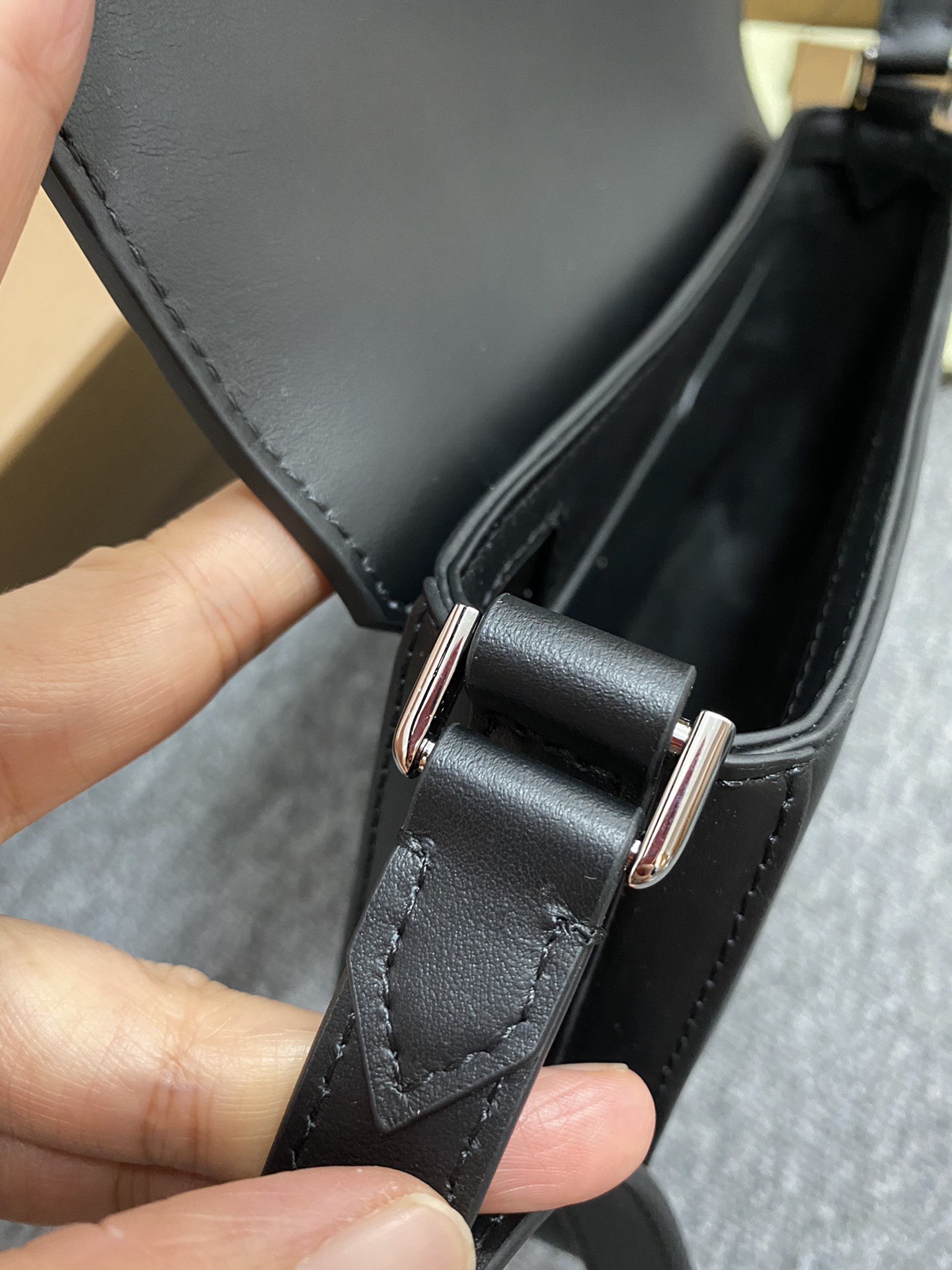 Burberry (31) 24 x 5.5 x 17.5cm