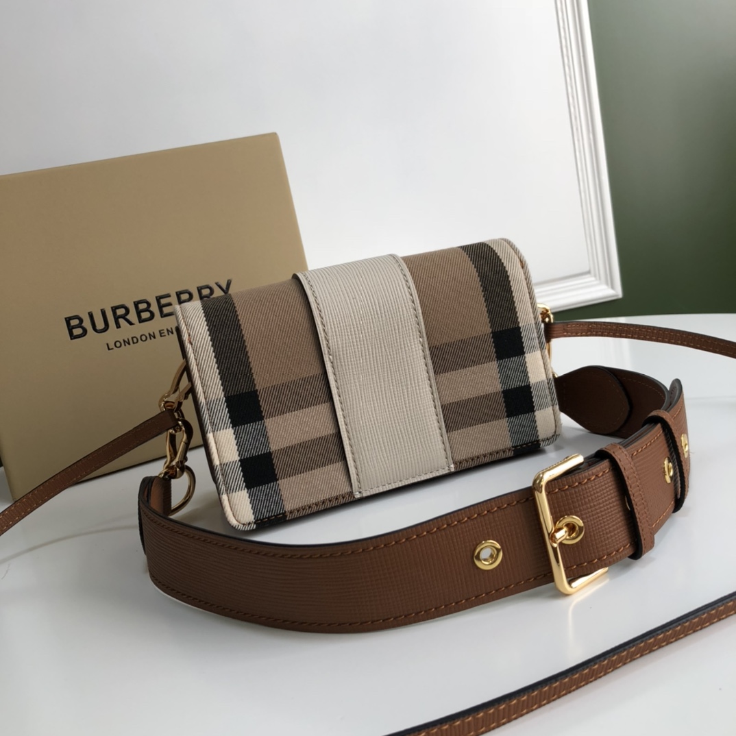 Burberry The Buckle 460163 19.5x5x12cm