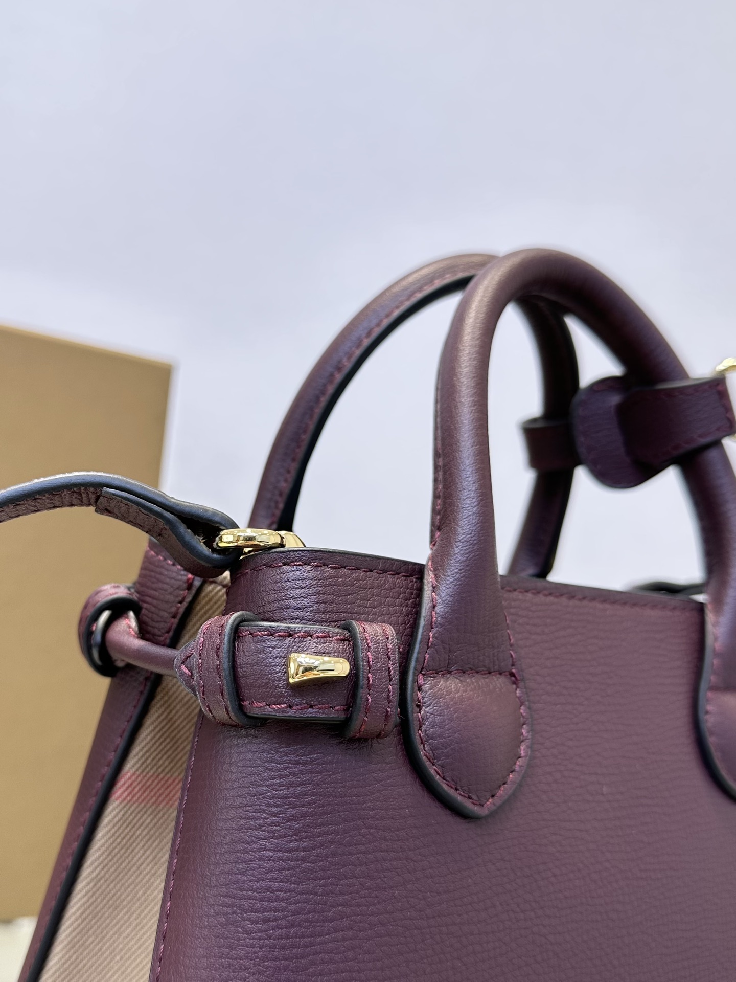 Burberry The Banner 7121 (2) 22 x 12 x 17cm