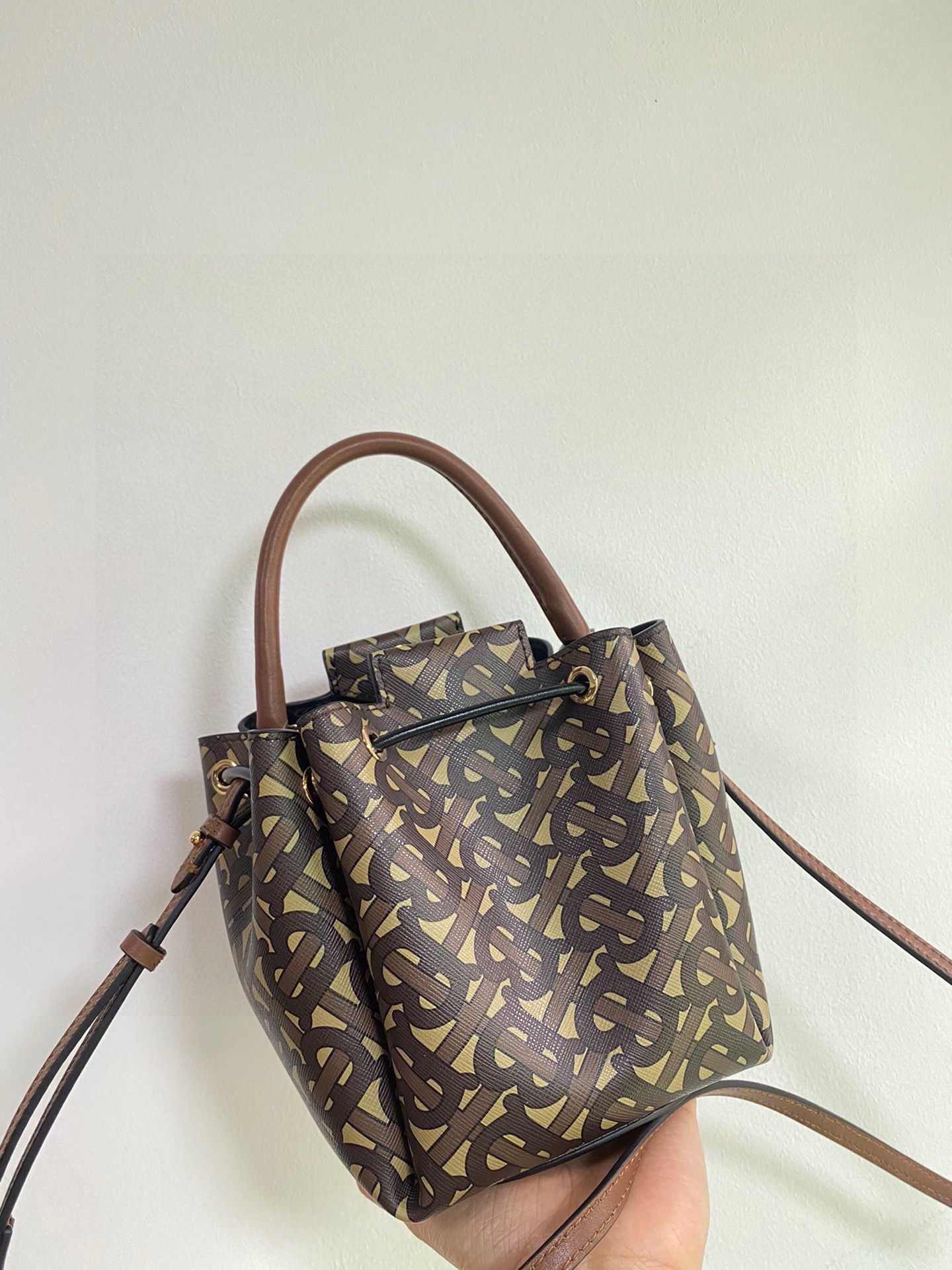 Burberry 541155 16 x 15 x 17.5cm