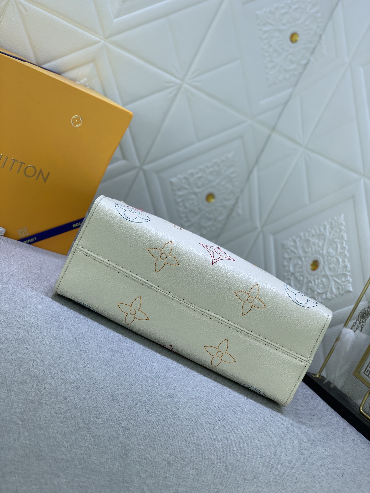 Louis Vuitton Academy M46629 (2) 25x19x11.5cm