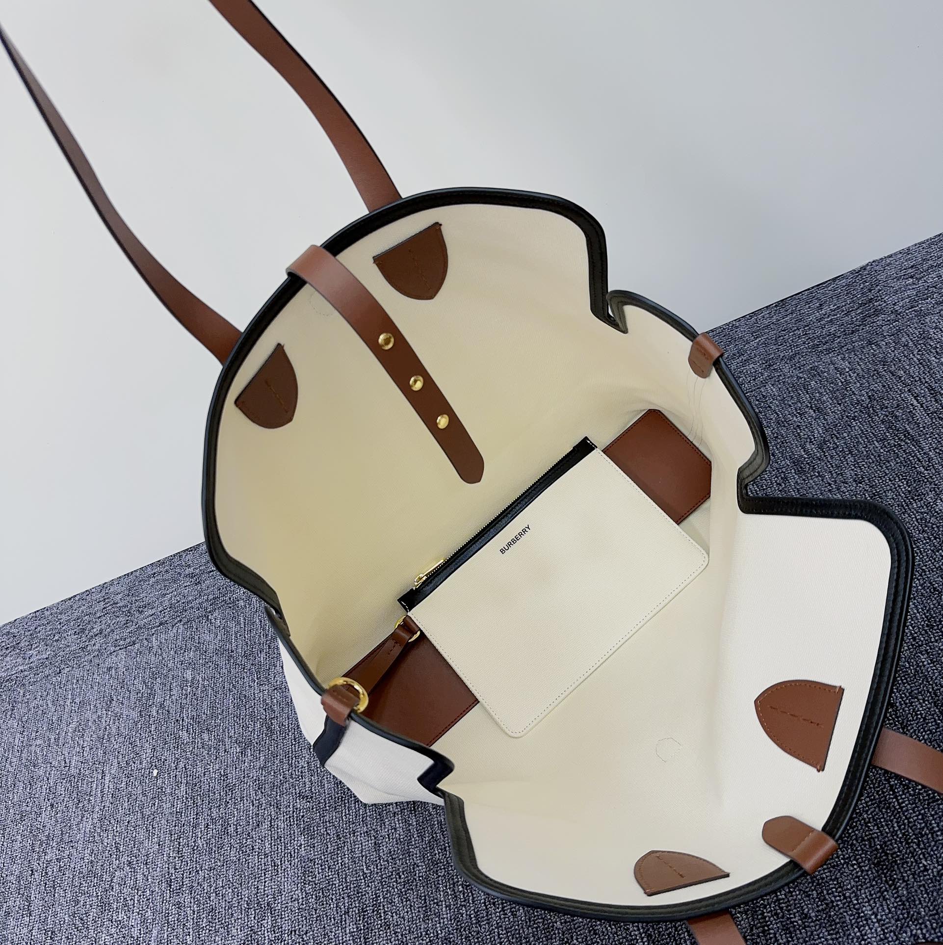 Burberry The Belt 341165 (2) 43x10x38cm