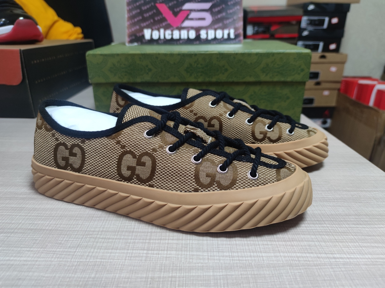GUCCI Maxi GG Low Top Beige Ebony