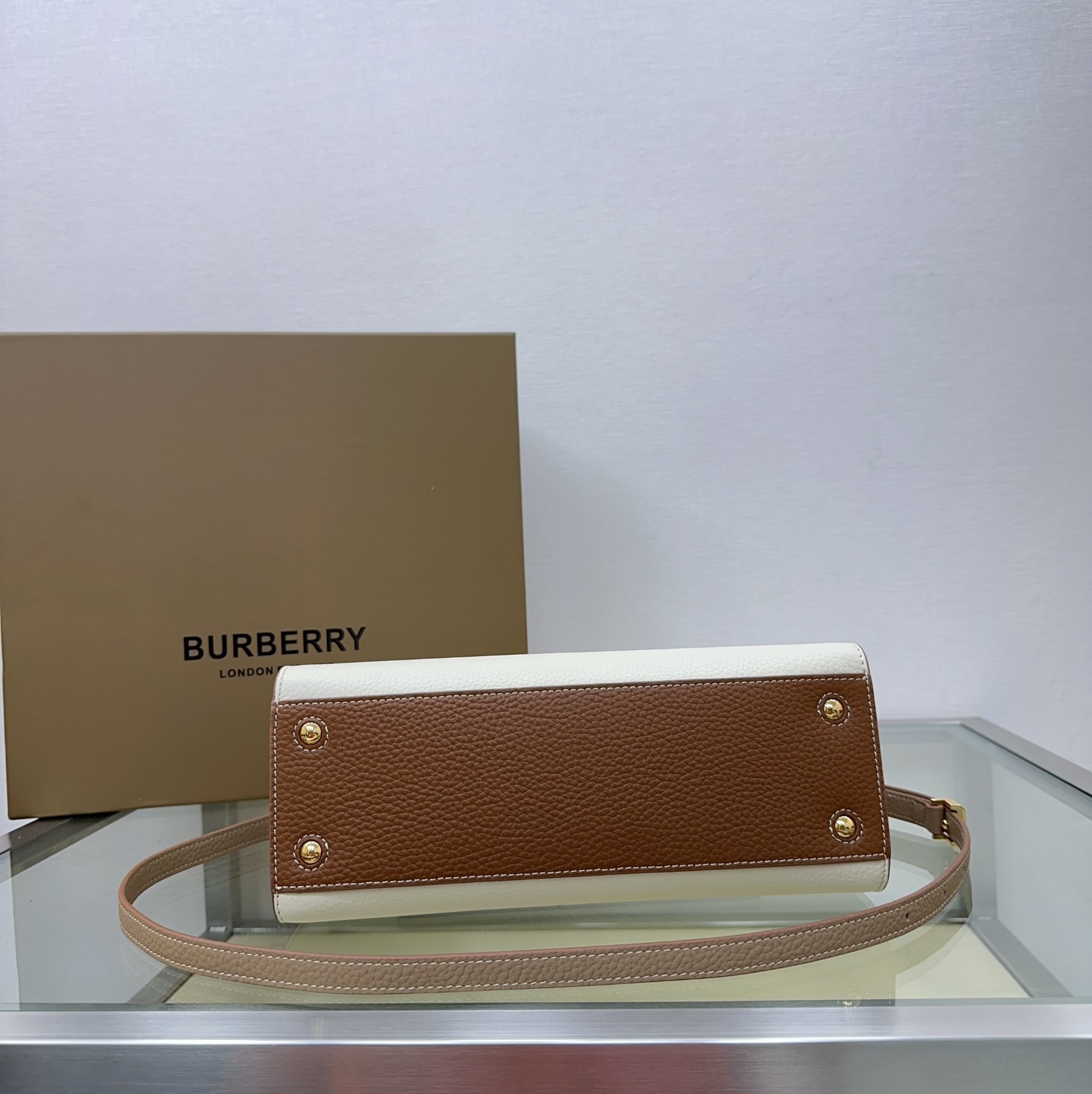 Burberry 044173 (4) 27x 11× 20cm