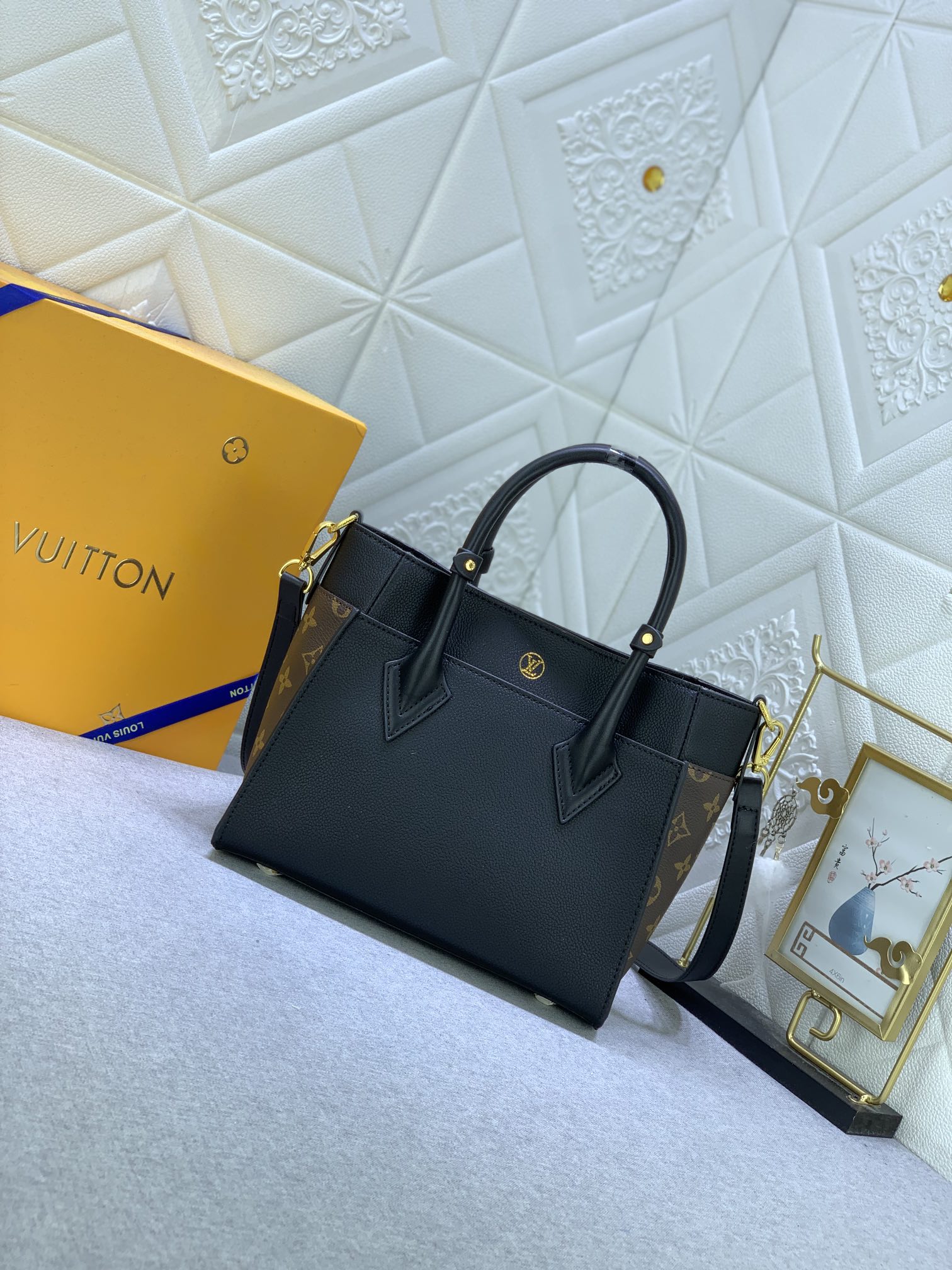 Louis Vuitton ON MY SIDE M57728 (2) 25 x 20 x 12 cm