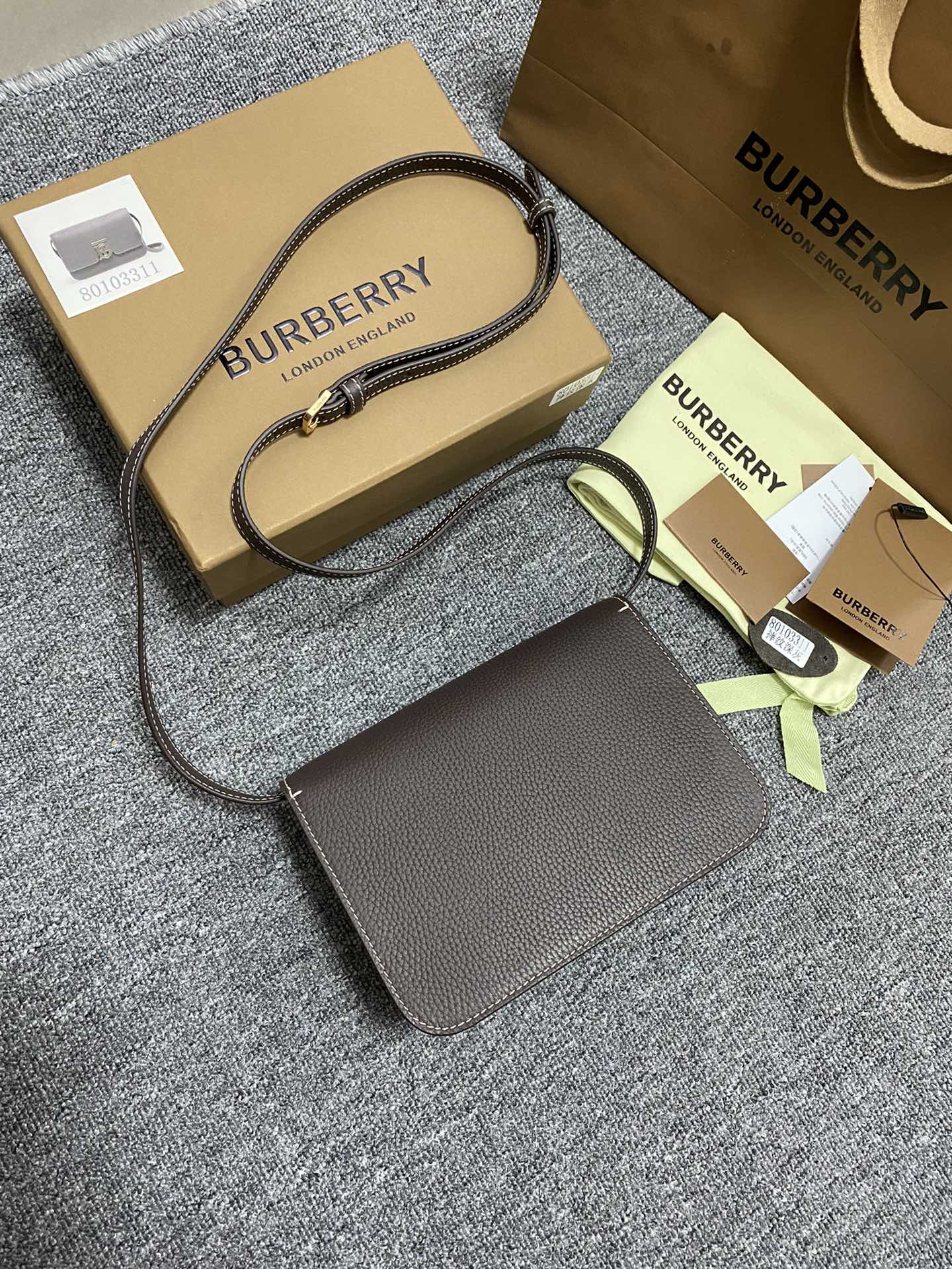 Burberry 331168 (2) 21 x 6 x 16cm