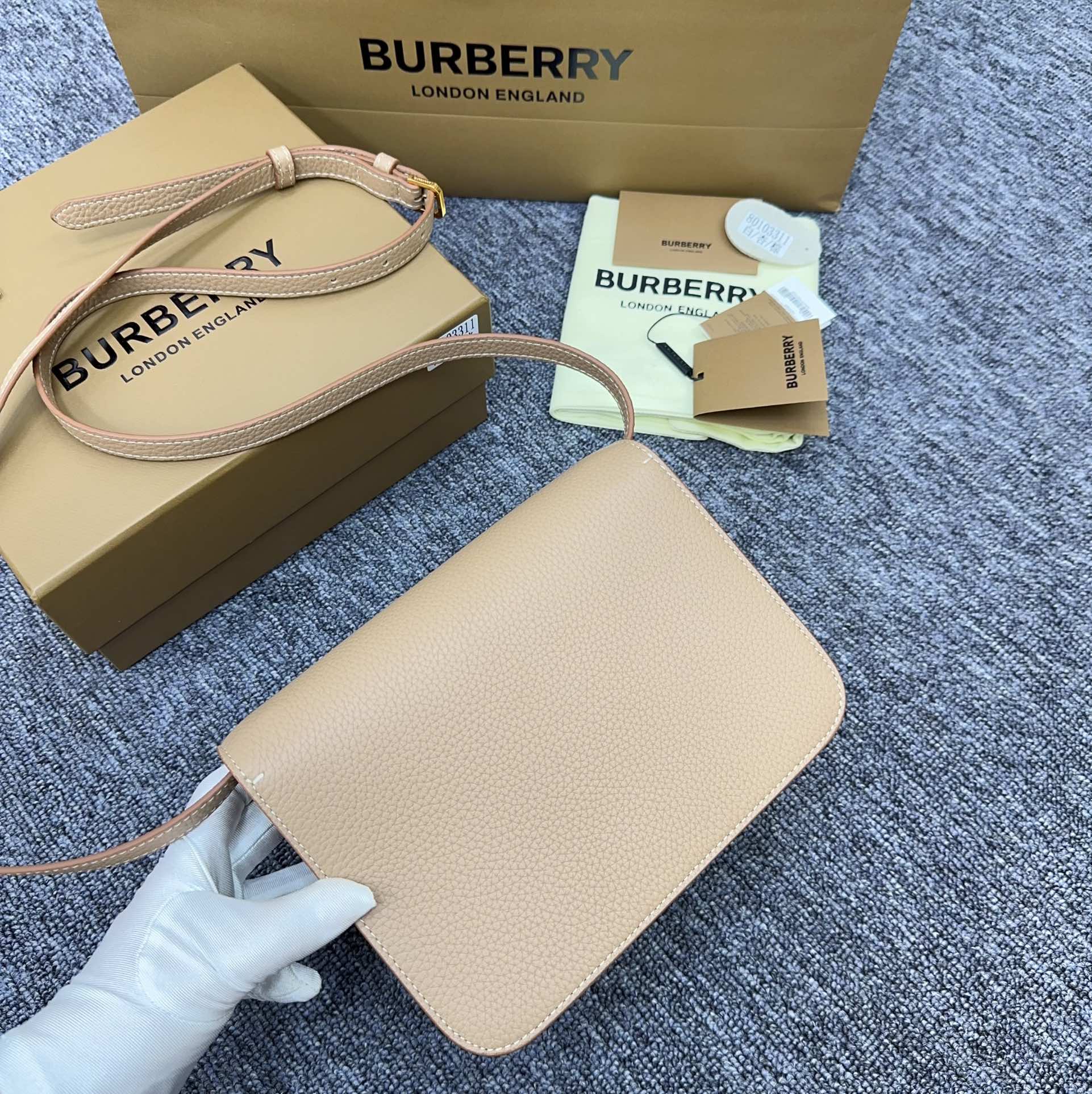 Burberry 3311 21 x 6 x 16cm