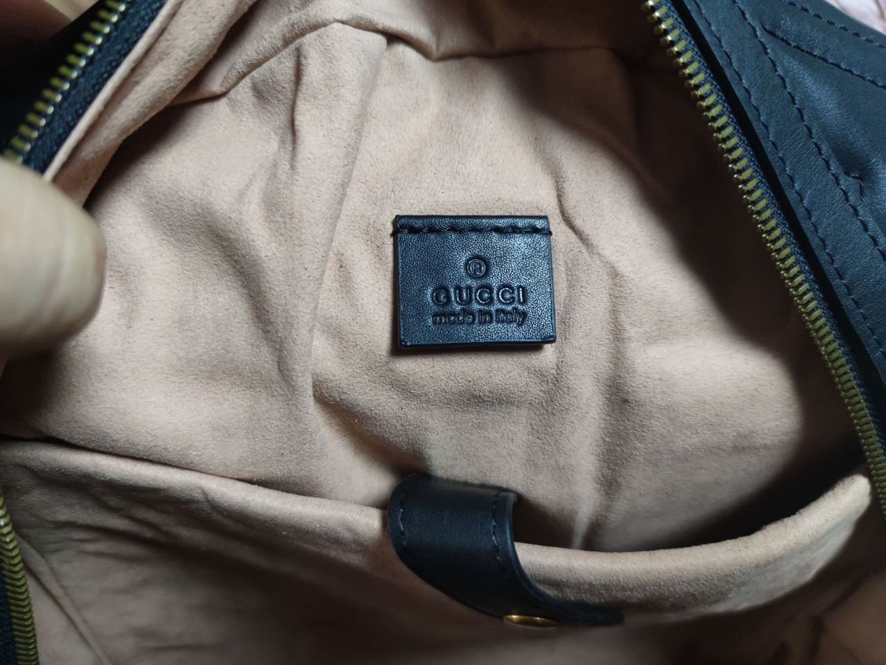 GUC*I Black Shoulder bag