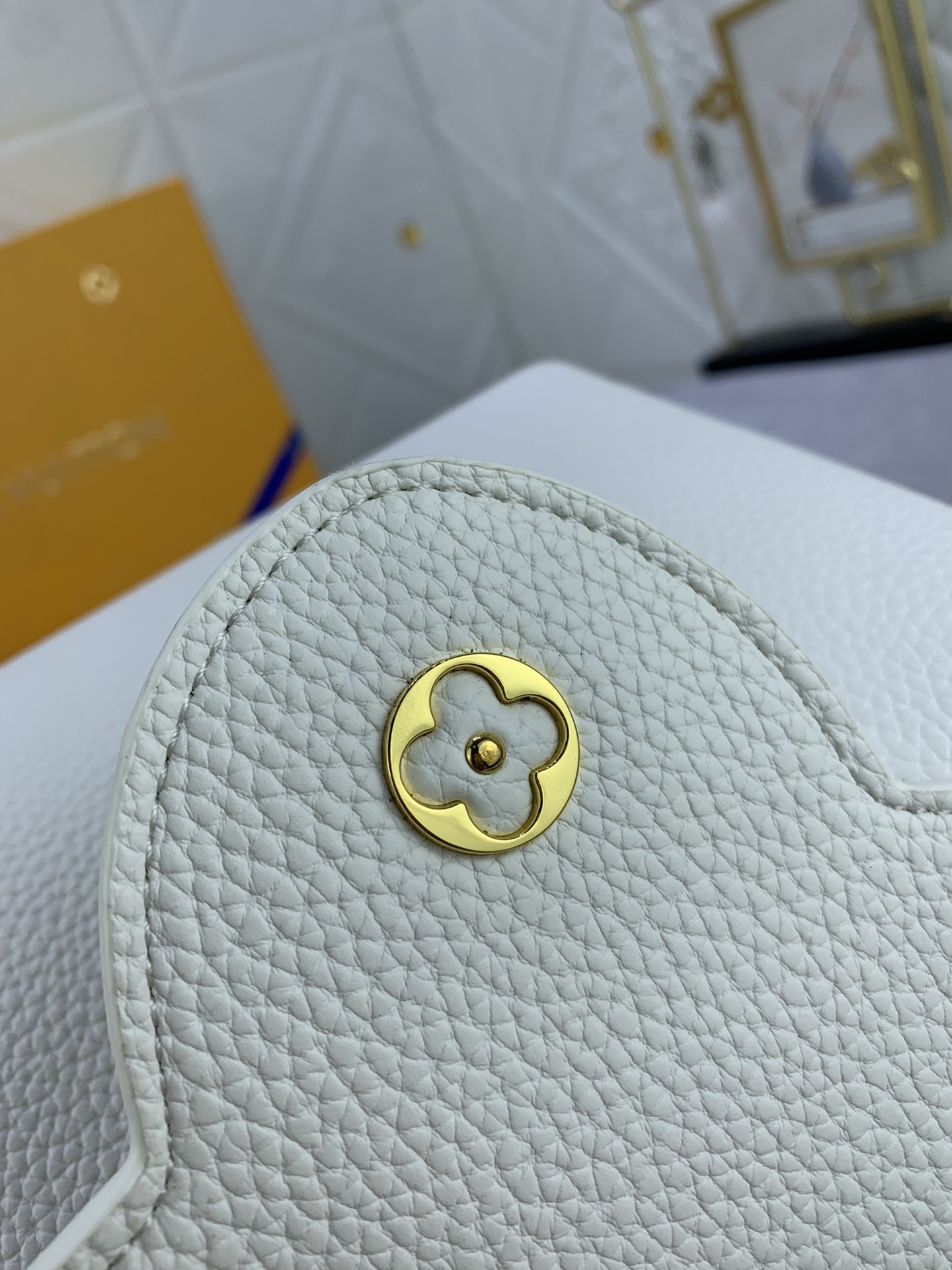 Louis Vuitton Capucines BB M23064 (3) 27x18x9cm