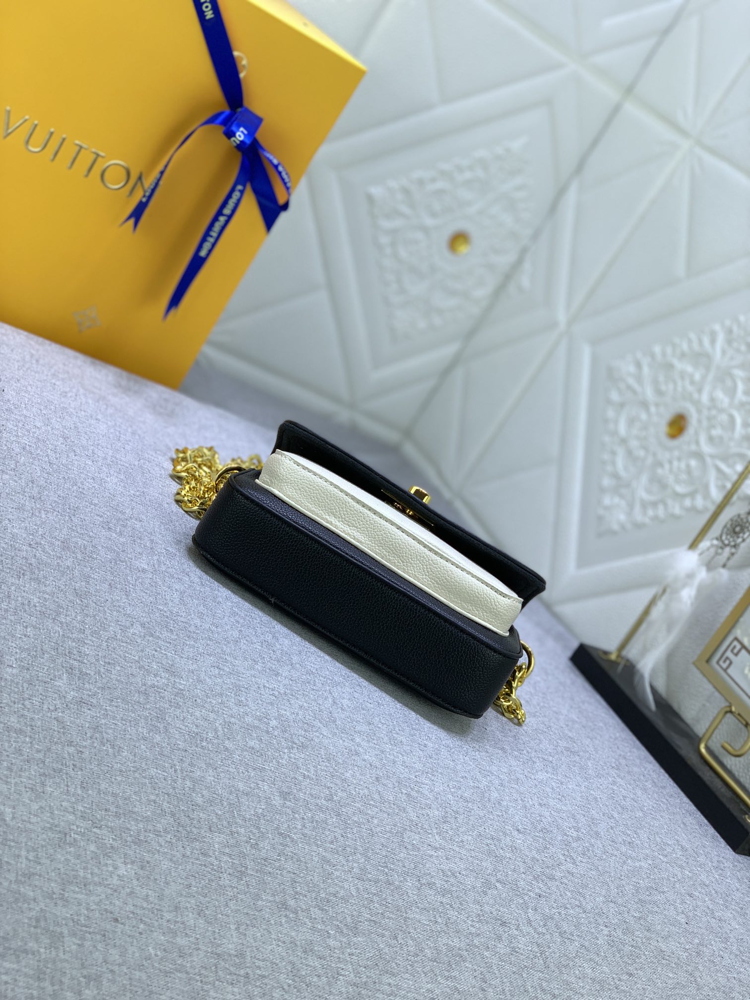 Louis Vuitton Lockme Tender Pochette M81560 (2) 18x9x4cm