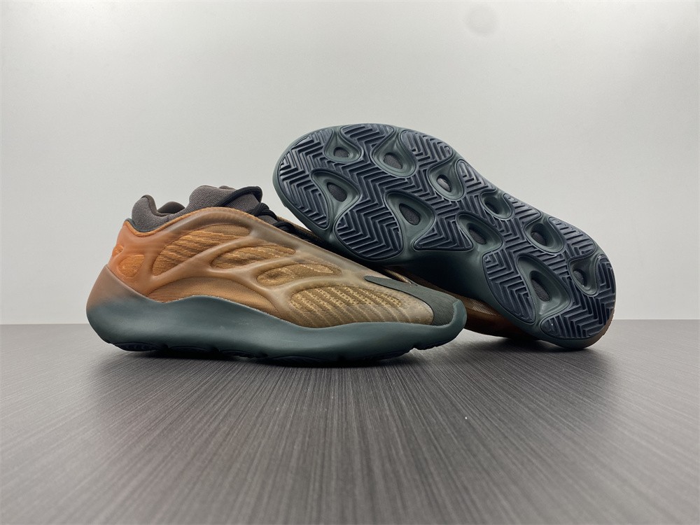adidas Yeezy 700 V3Copper Fade
