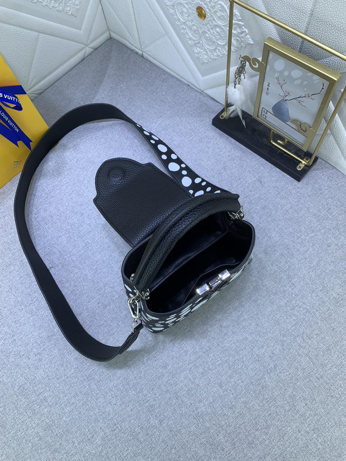 Louis Vuitton x YK Capucines M21663 (8) 21x14x8cm