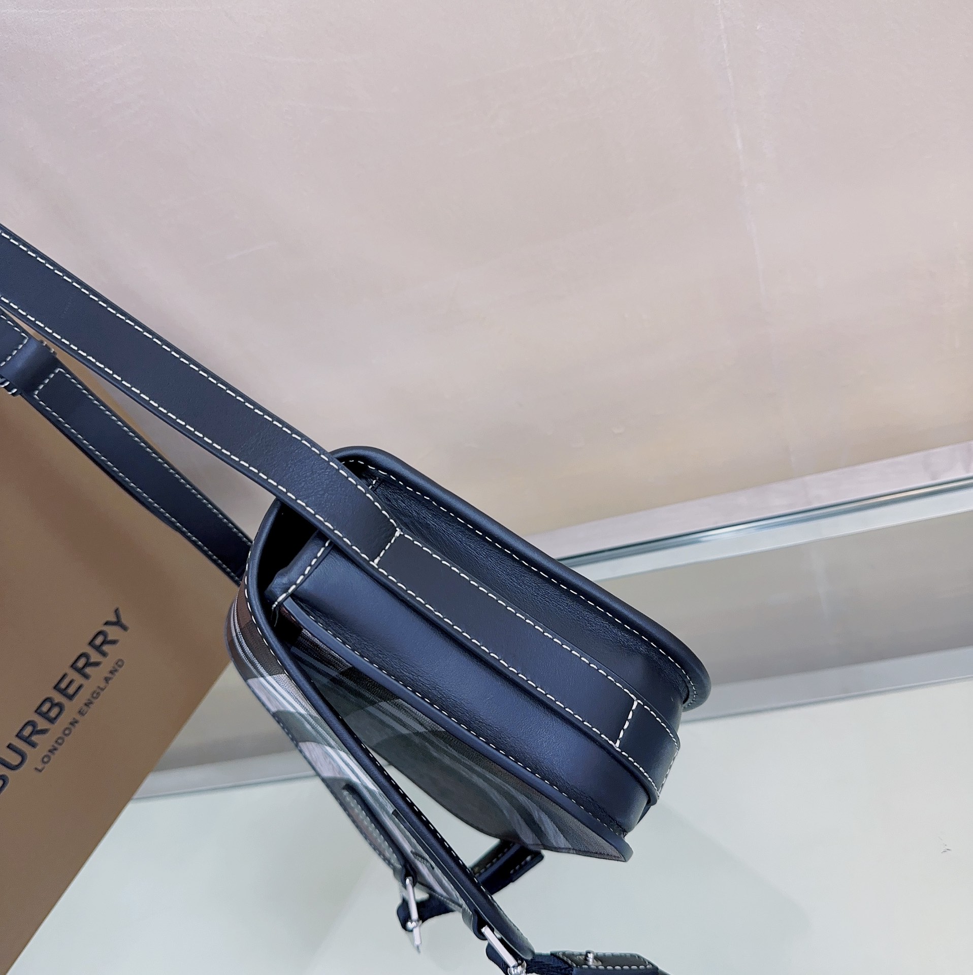 Burberry 655257 22 x 7 x 19cm