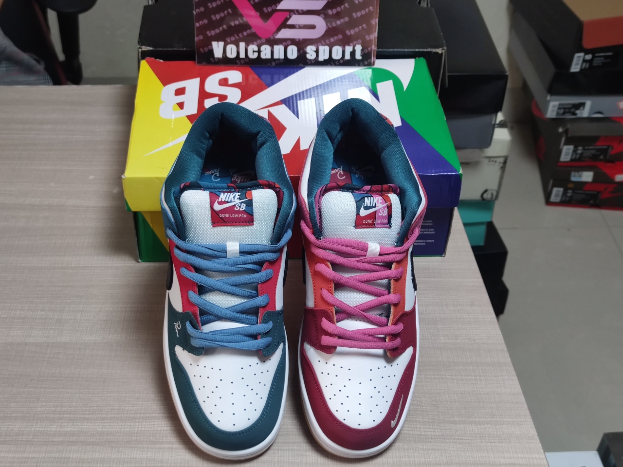 SB Dunk Low Pro QS Parra (Friends & Family) DH7695-100
