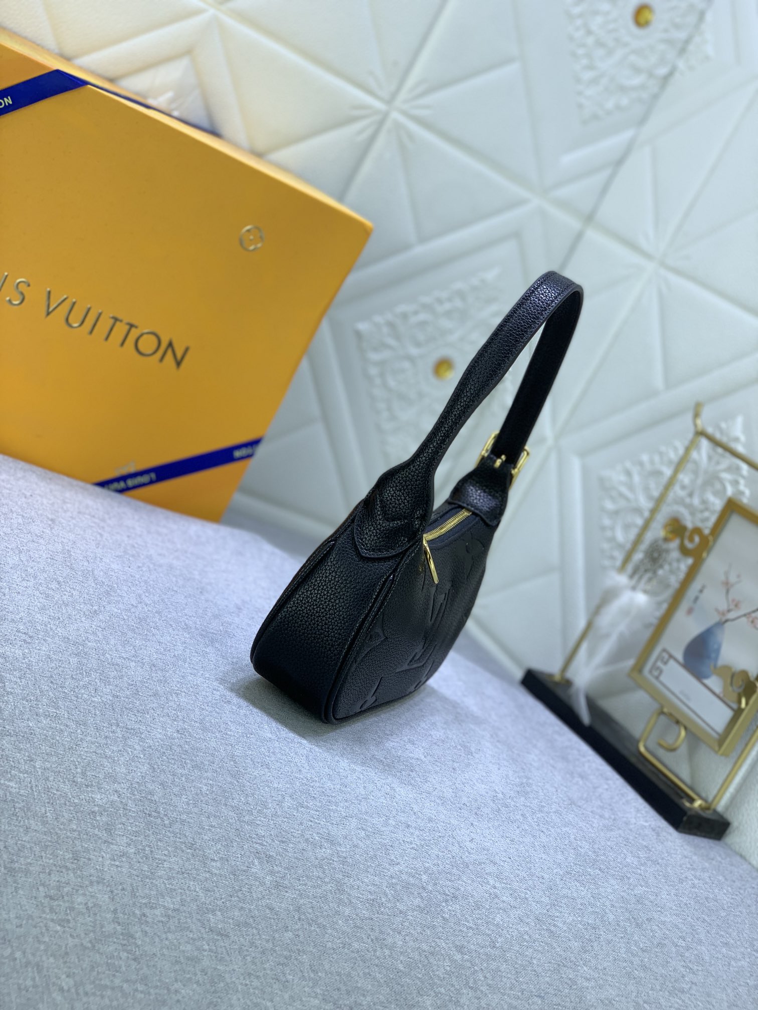 Louis Vuitton Mini Moon M82391 (2) 20.5 x 11.0 x 5.0cm
