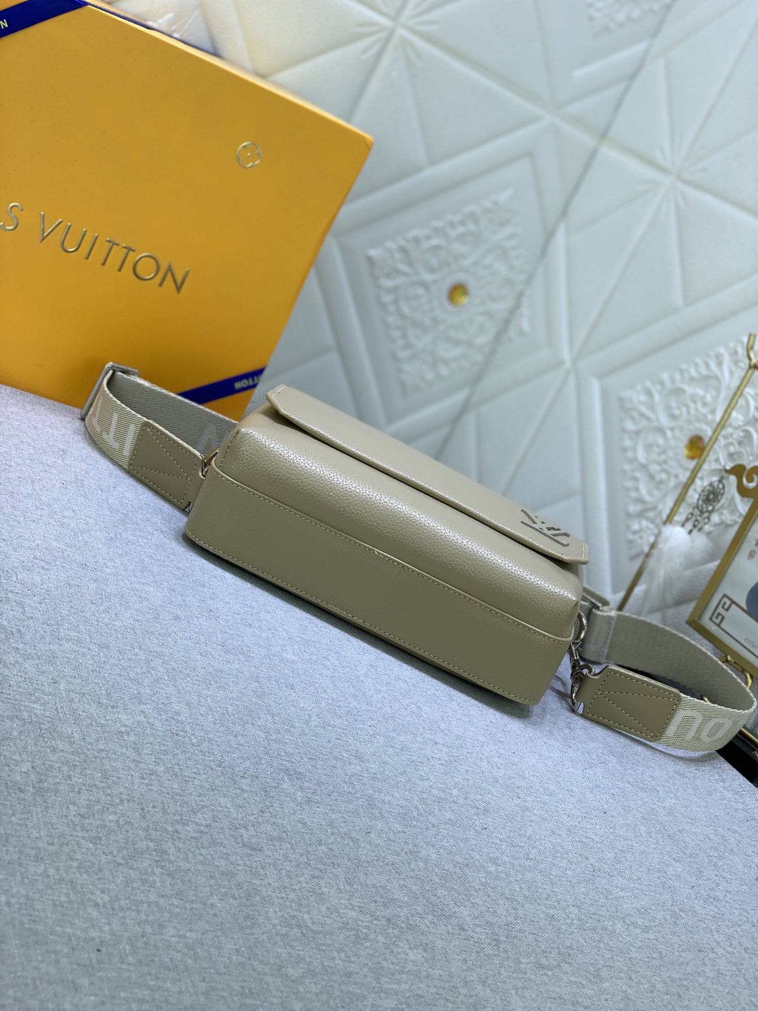 Louis Vuitton Fastline M22482 23.5x18x7cm