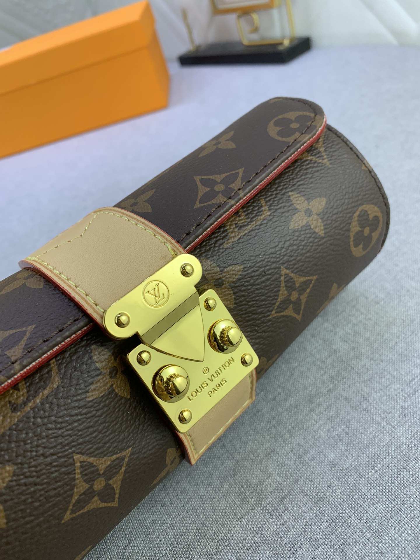 Louis Vuitton M10147 20 x 8 x 8 cm