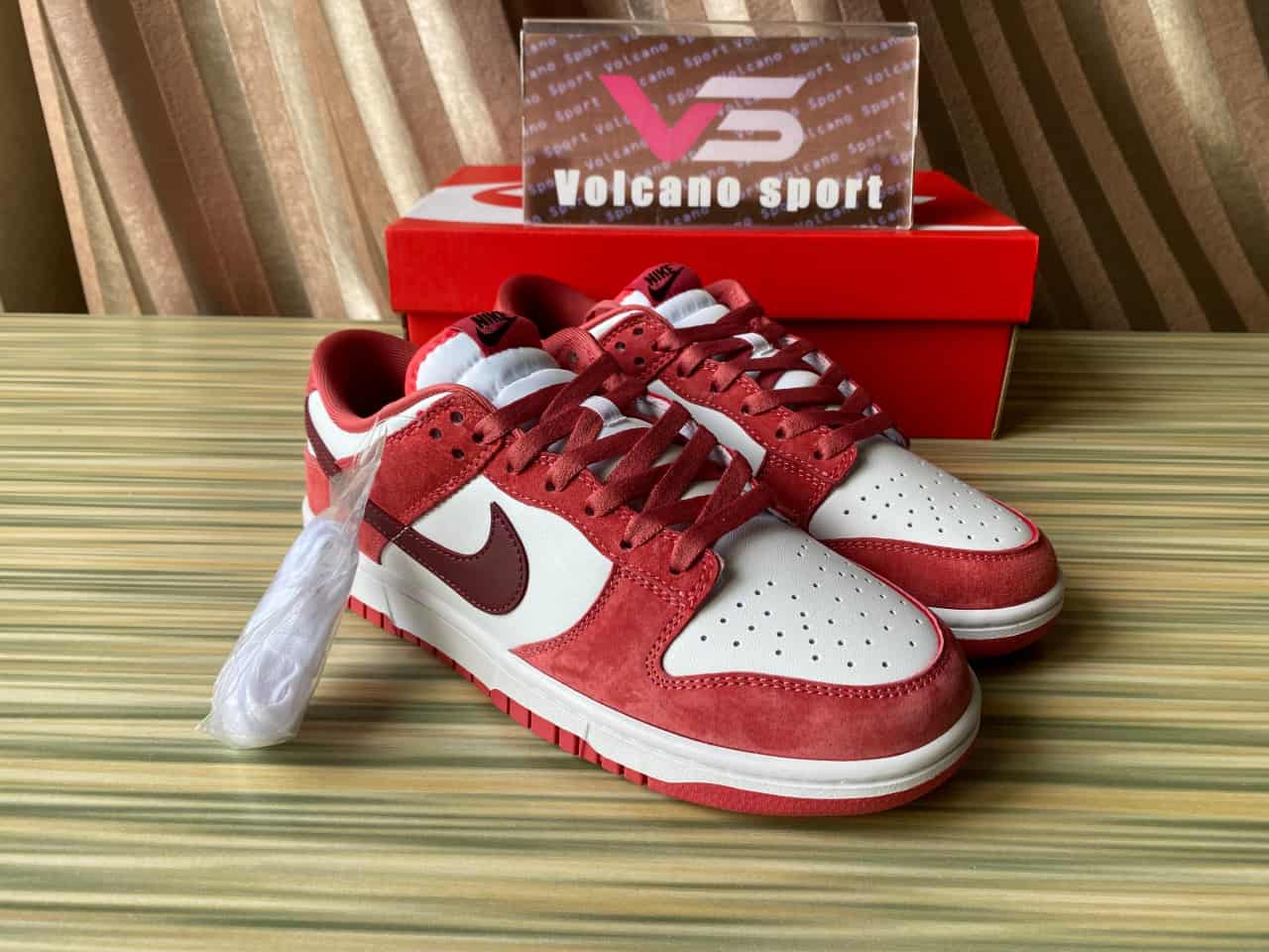 Dunk Low 'Valentine's Day 2024'FQ7056-100