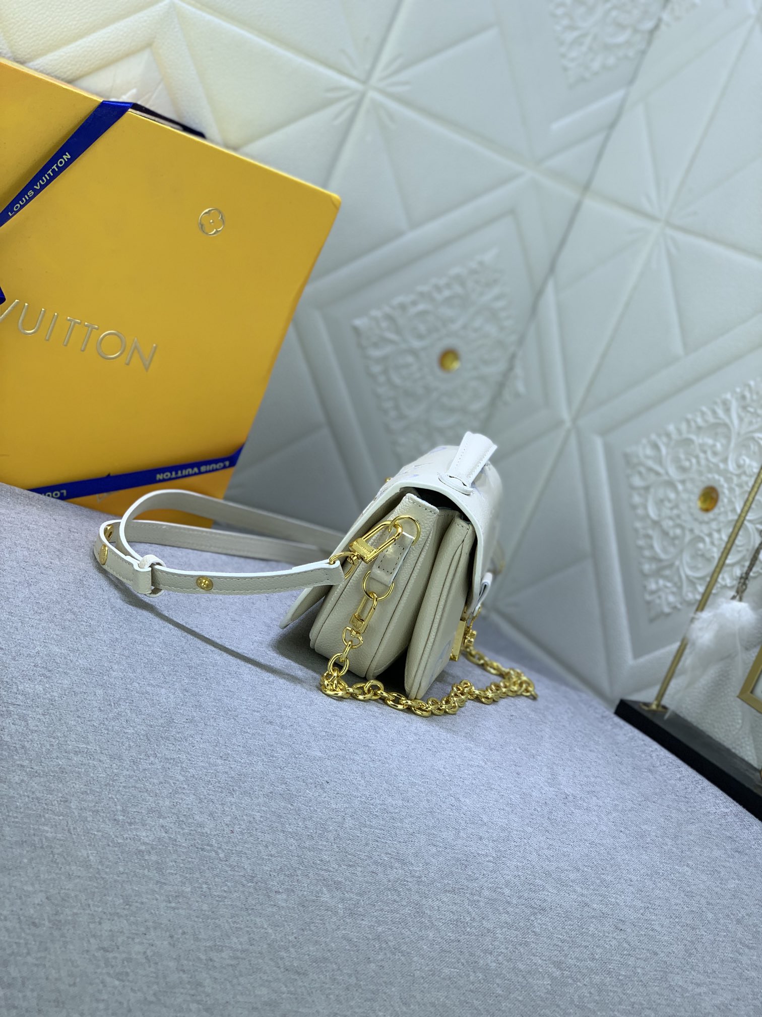 Louis Vuitton Pochette Métis East West M46279 21.5 x 13.5 x 6.0cm