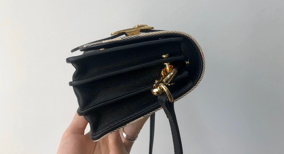 Burberry The Buckle 460160 (2) 19.5x5x12cm