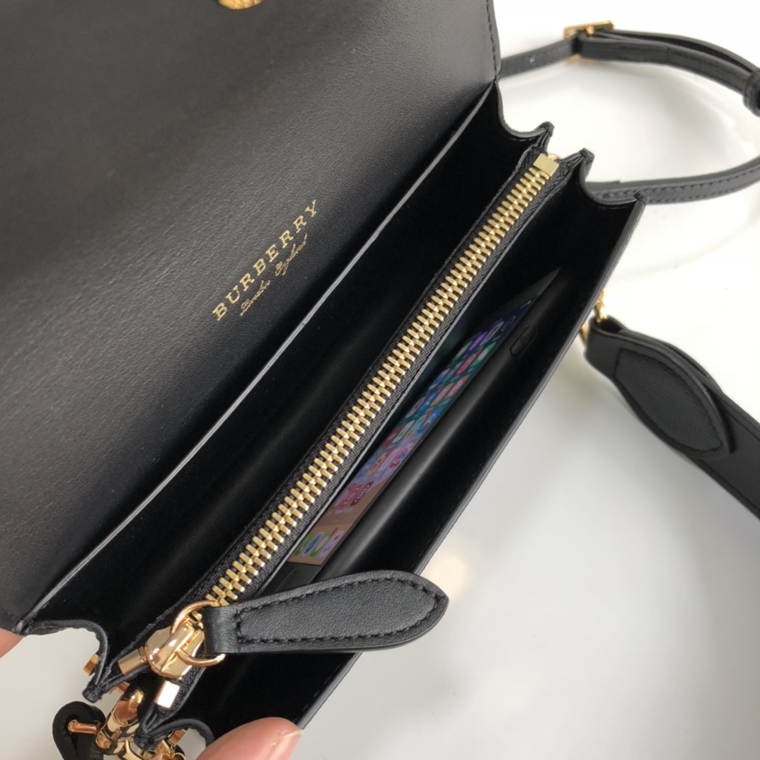 Burberry The Buckle 460160 (2) 19.5x5x12cm