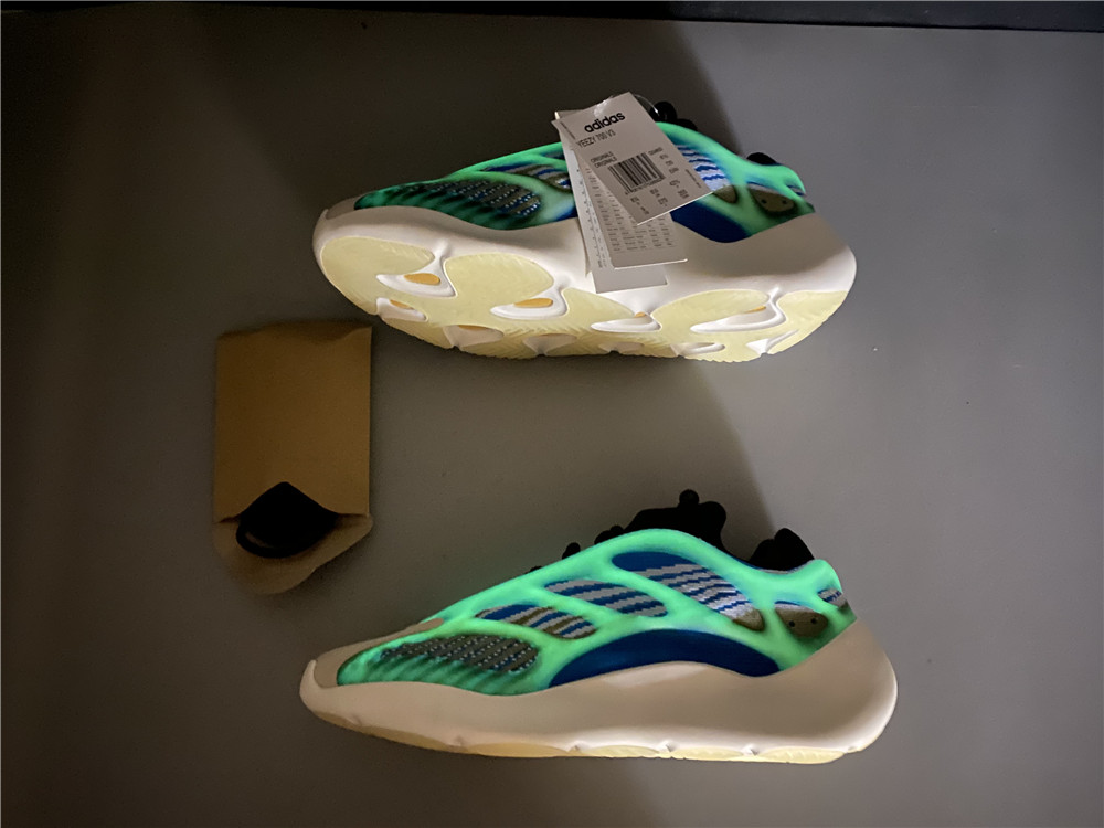 adidas Yeezy 700 V3Arzareth