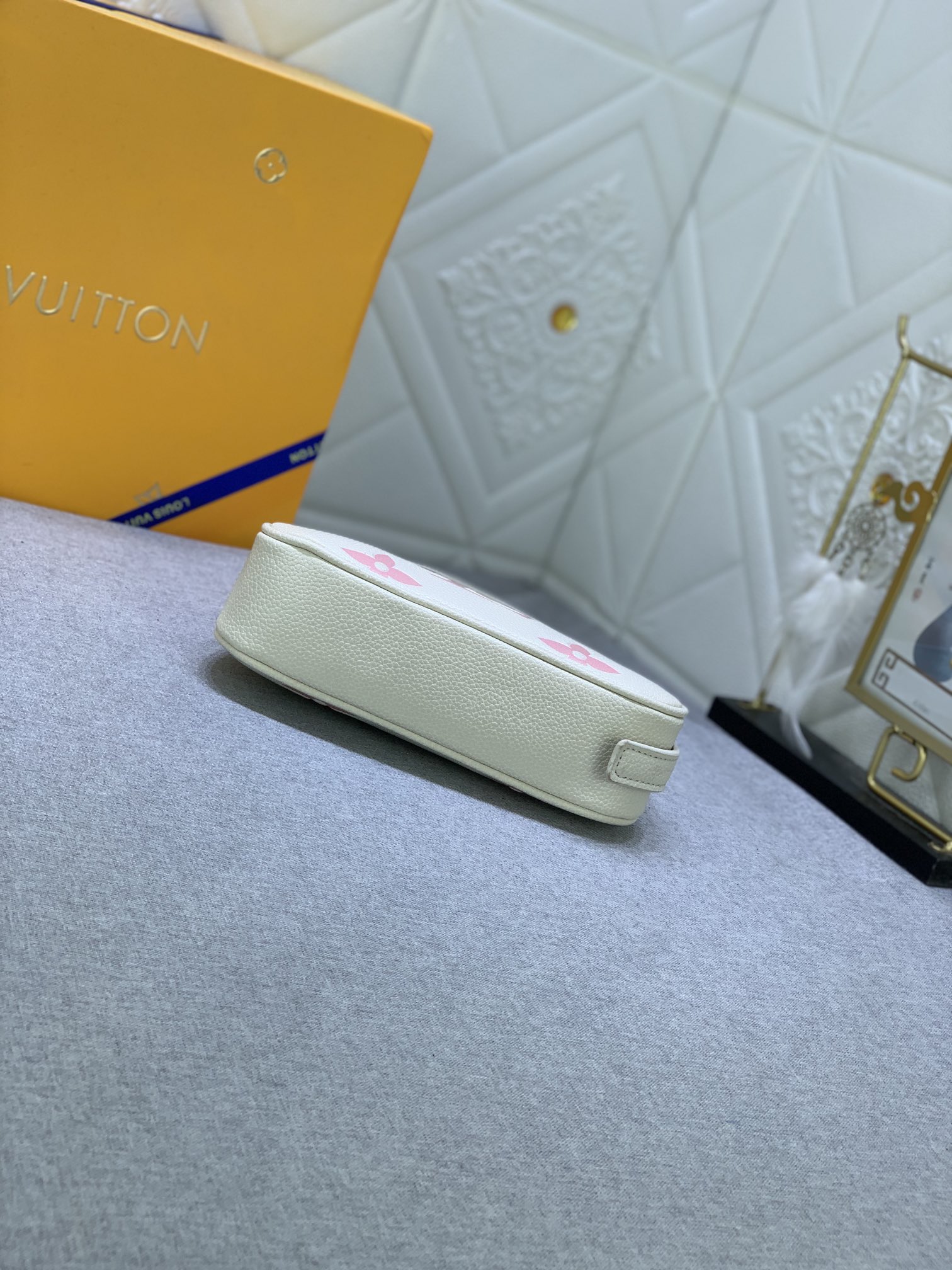 Louis Vuitton Mini Moon M82391 (4)  20.5 x 11.0 x 5.0cm