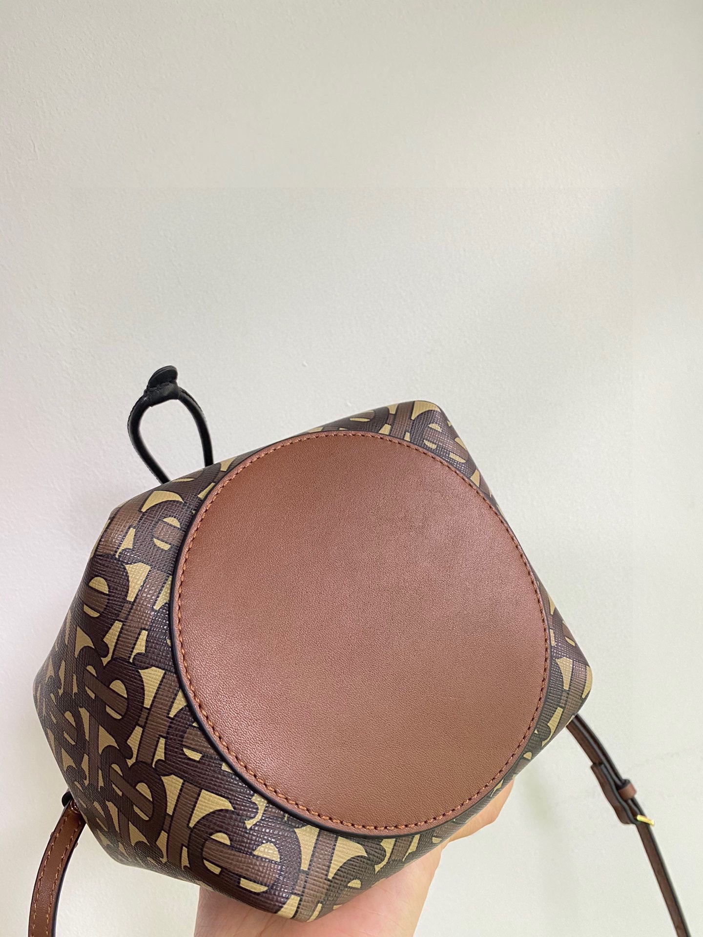 Burberry 541155 16 x 15 x 17.5cm